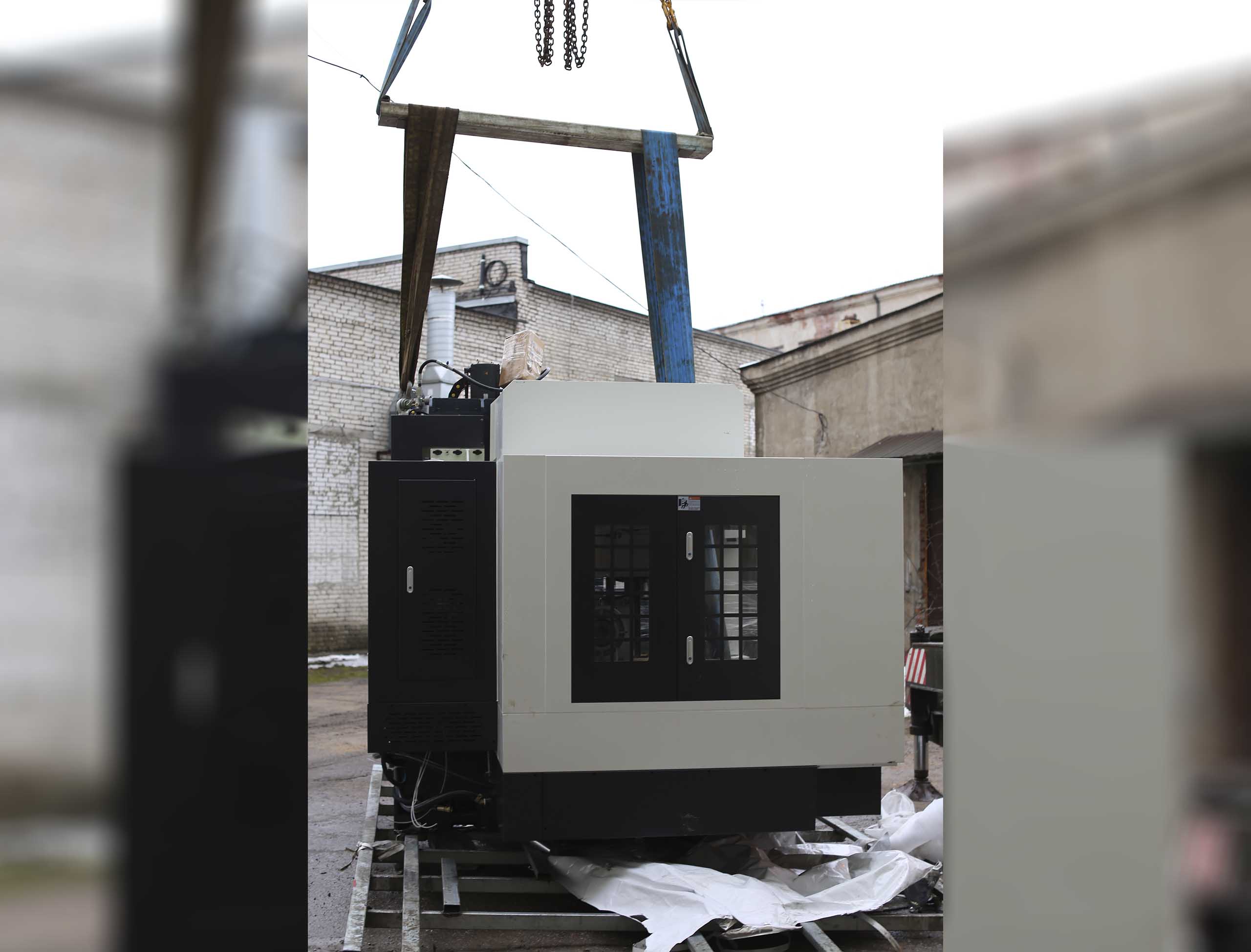 Фото Доставка и разгрузка нового фрезерного станка в цех #3