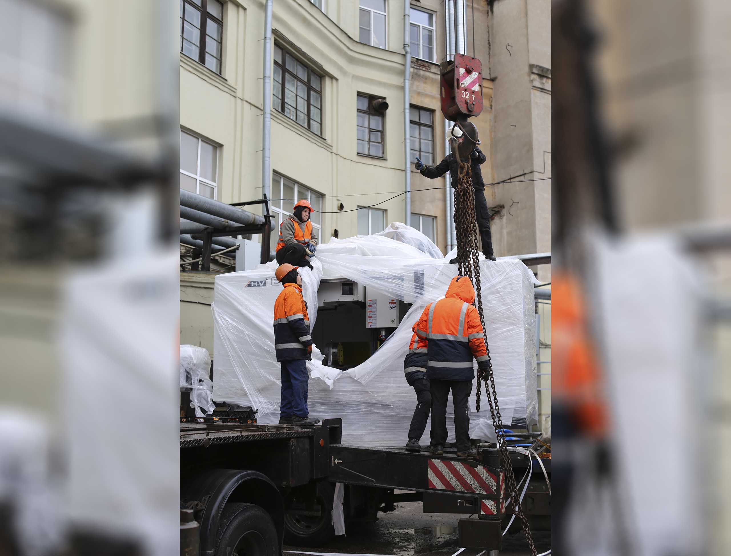 Фото Доставка и разгрузка нового фрезерного станка в цех #7