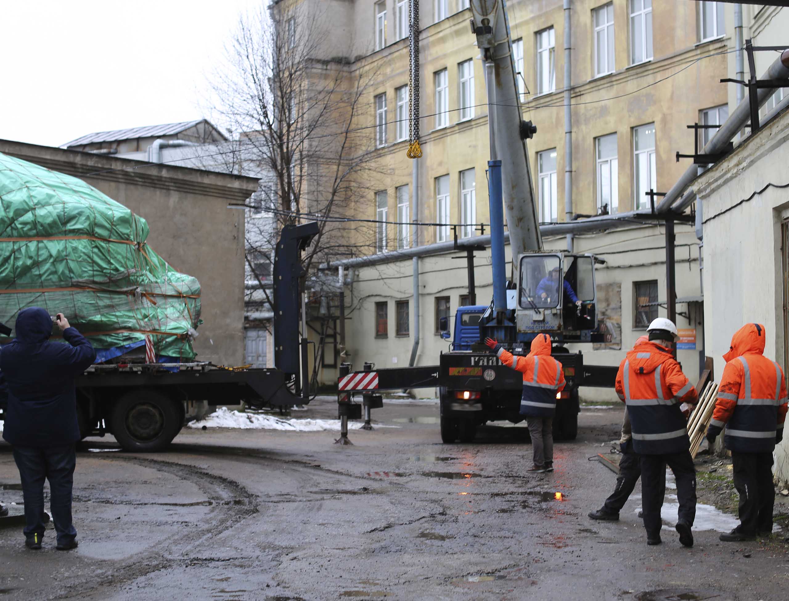 Фото Доставка и разгрузка нового фрезерного станка в цех #13