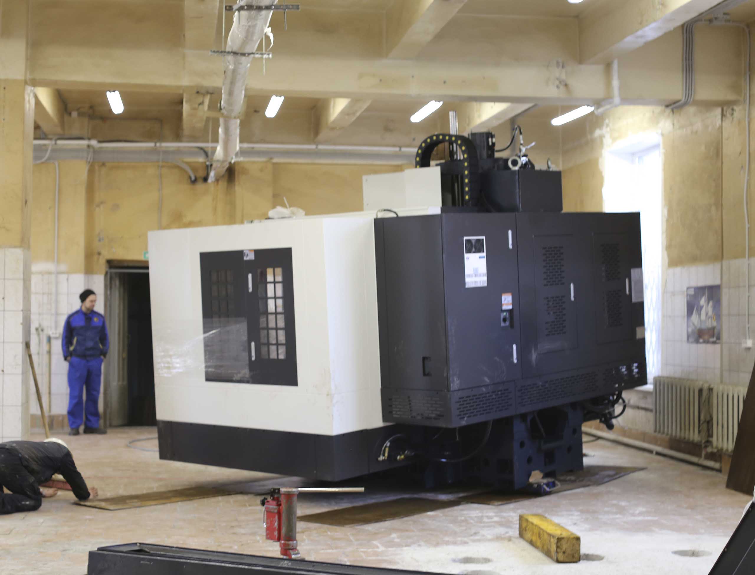 Фото Доставка и разгрузка нового фрезерного станка в цех #18