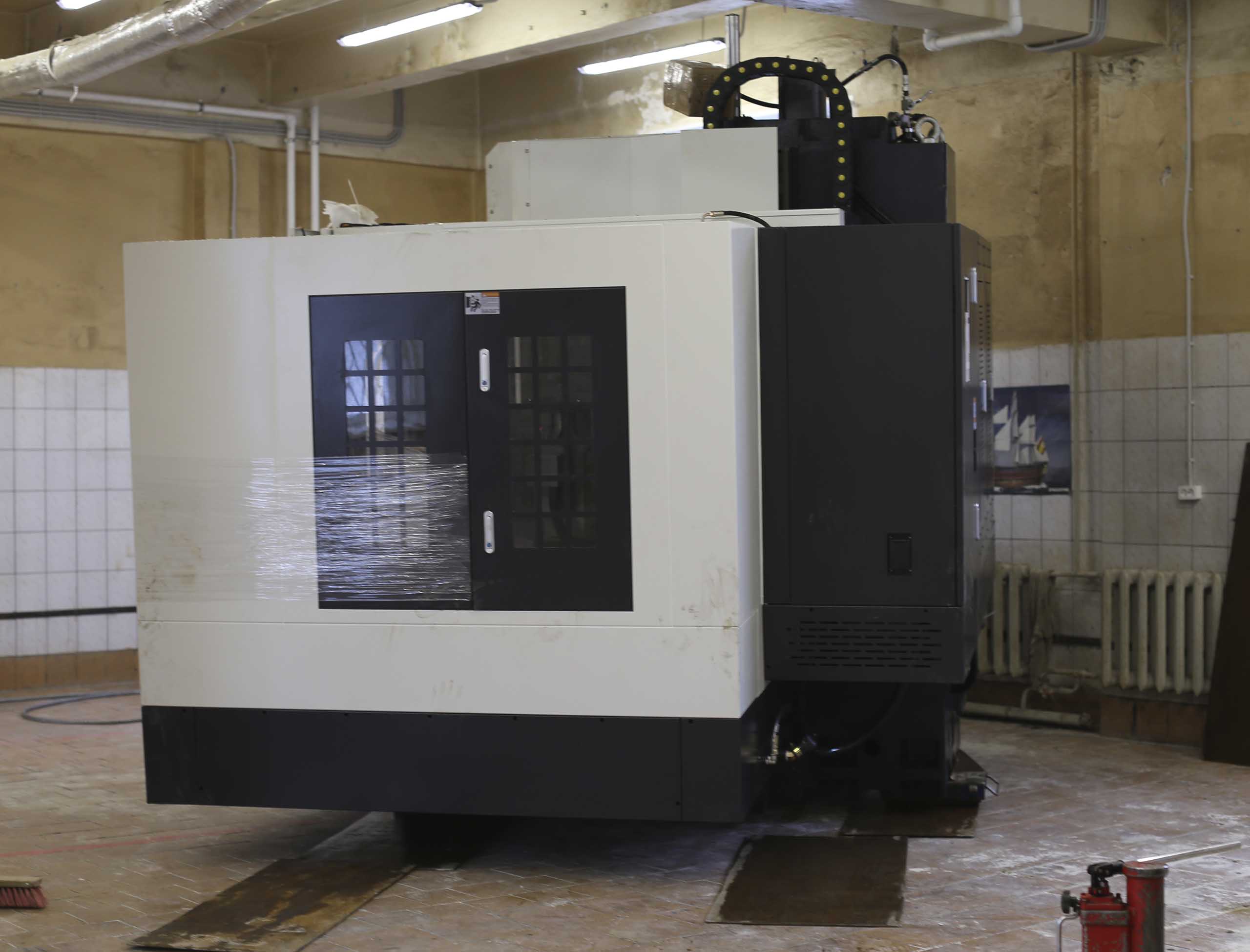 Фото Доставка и разгрузка нового фрезерного станка в цех #19