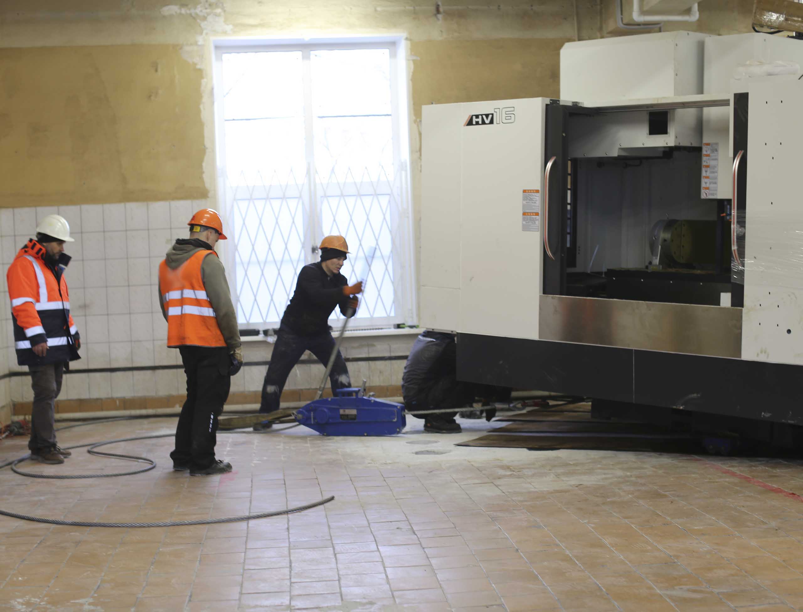 Фото Доставка и разгрузка нового фрезерного станка в цех #20