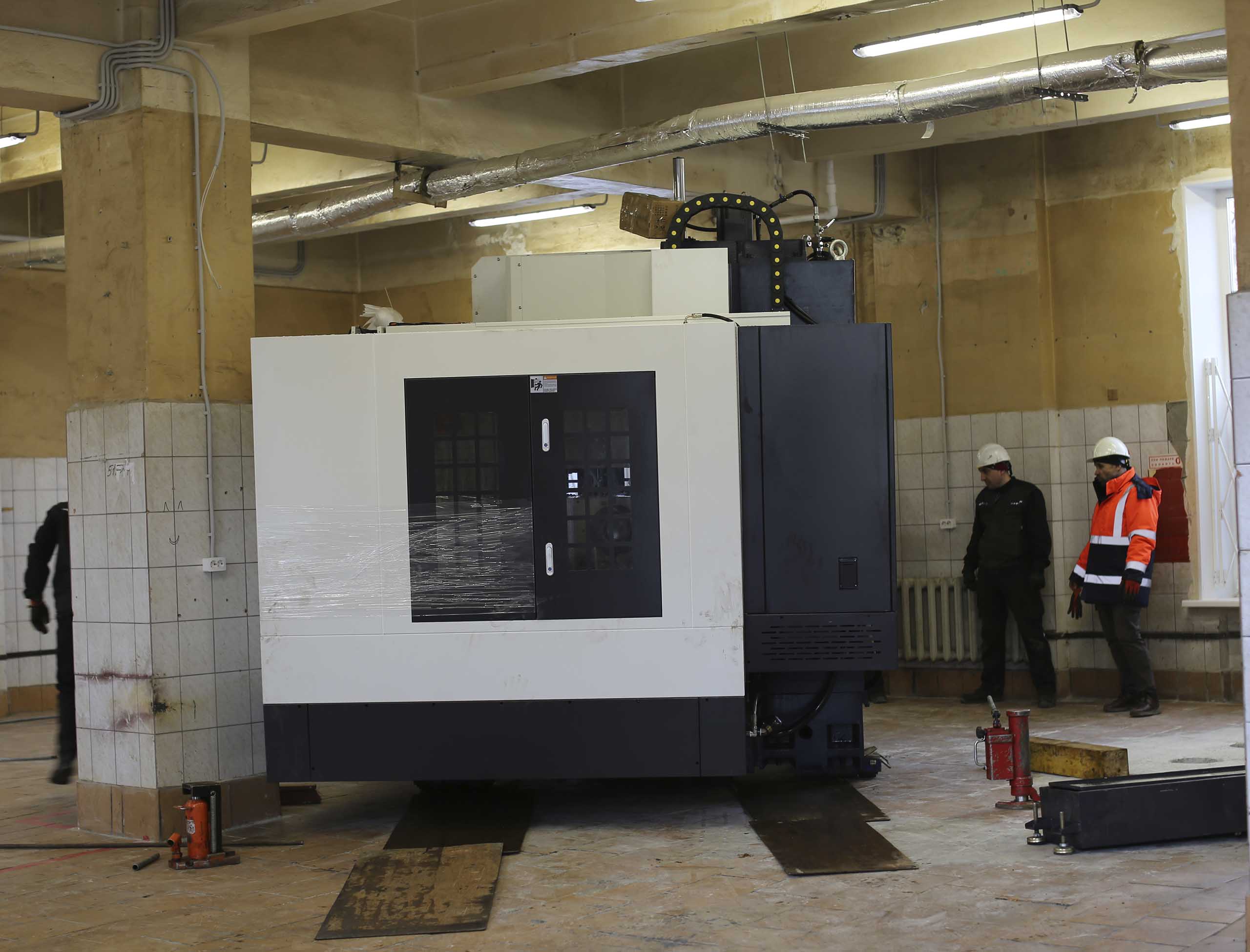 Фото Доставка и разгрузка нового фрезерного станка в цех #21