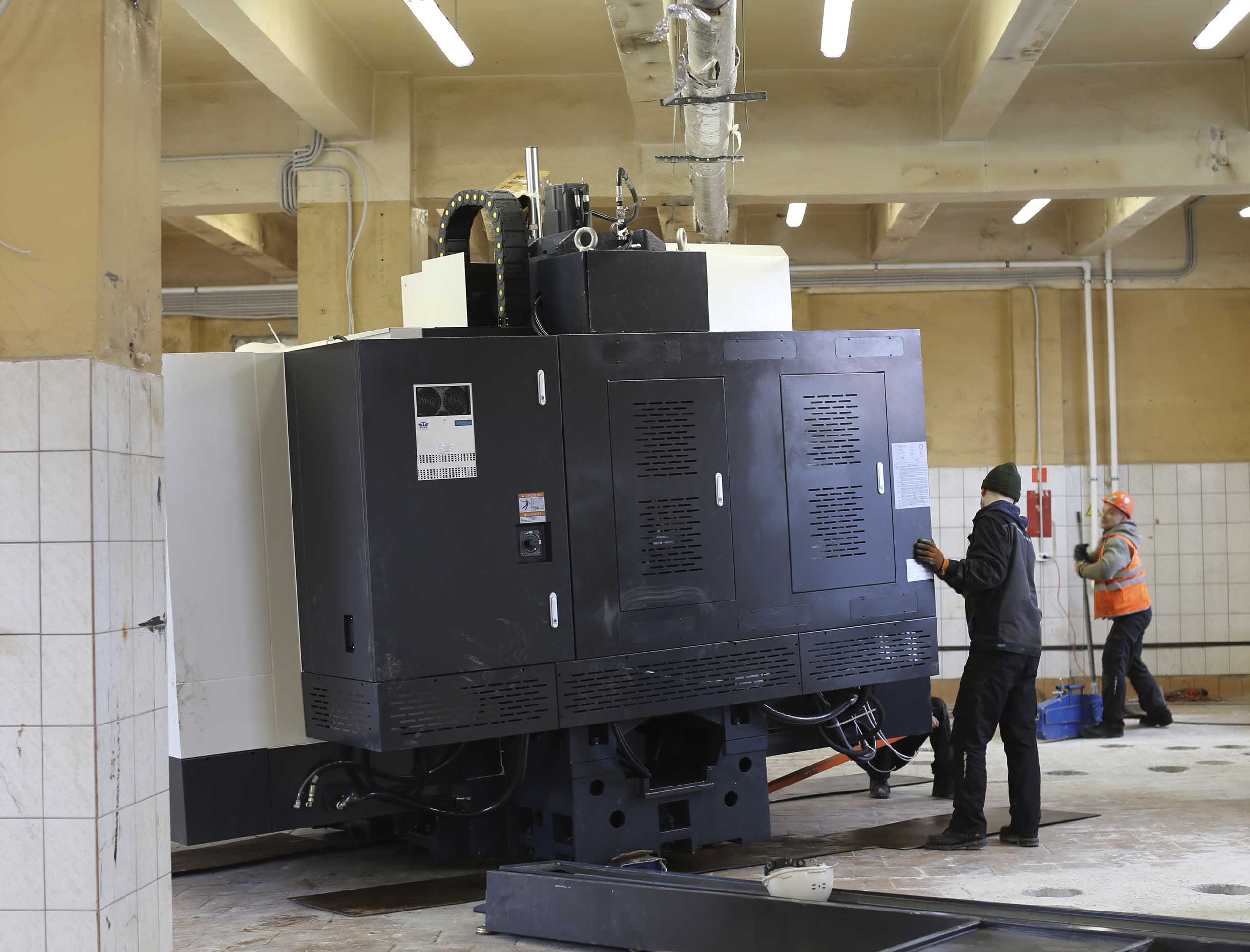 Фото Доставка и разгрузка нового фрезерного станка в цех #22