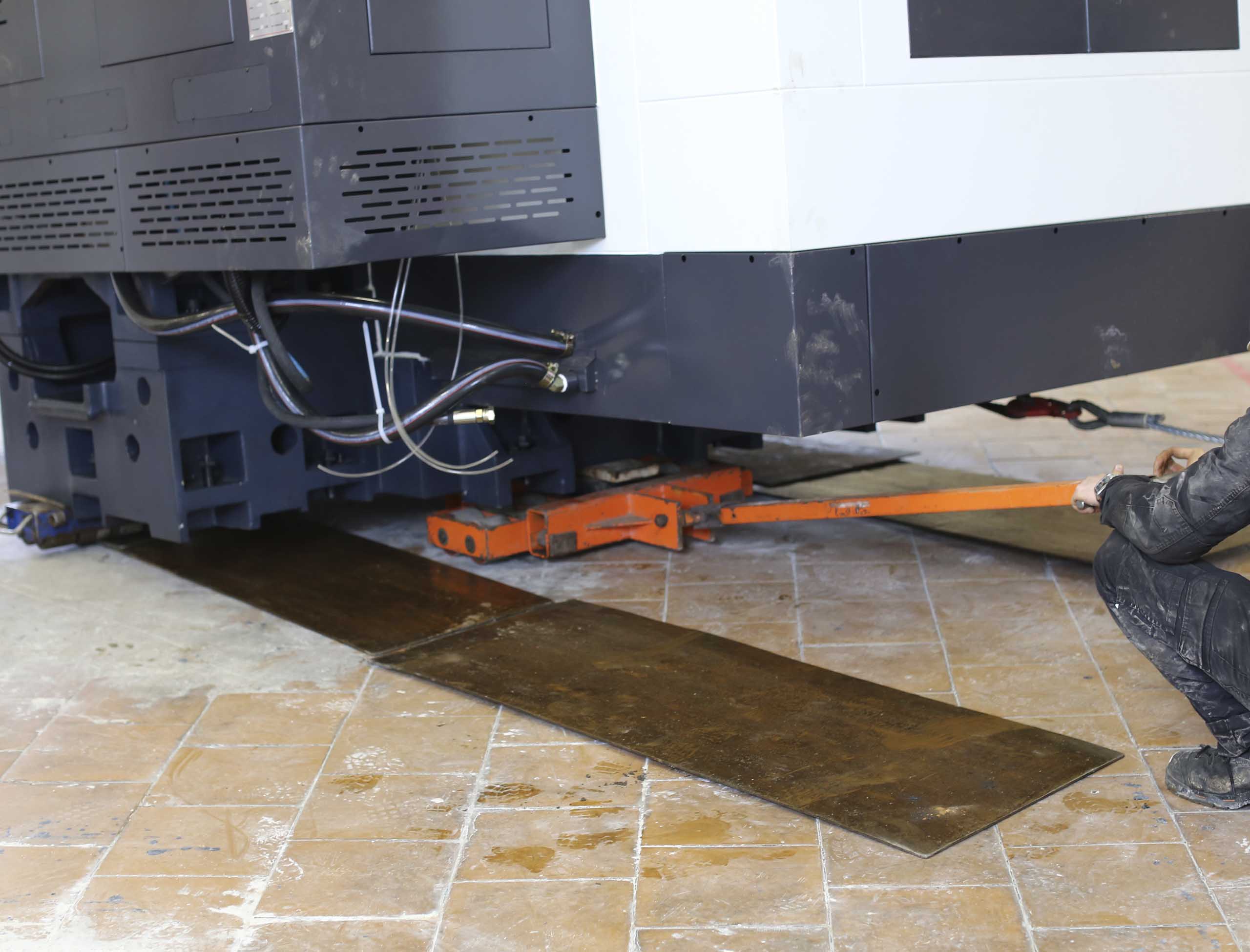 Фото Доставка и разгрузка нового фрезерного станка в цех #23