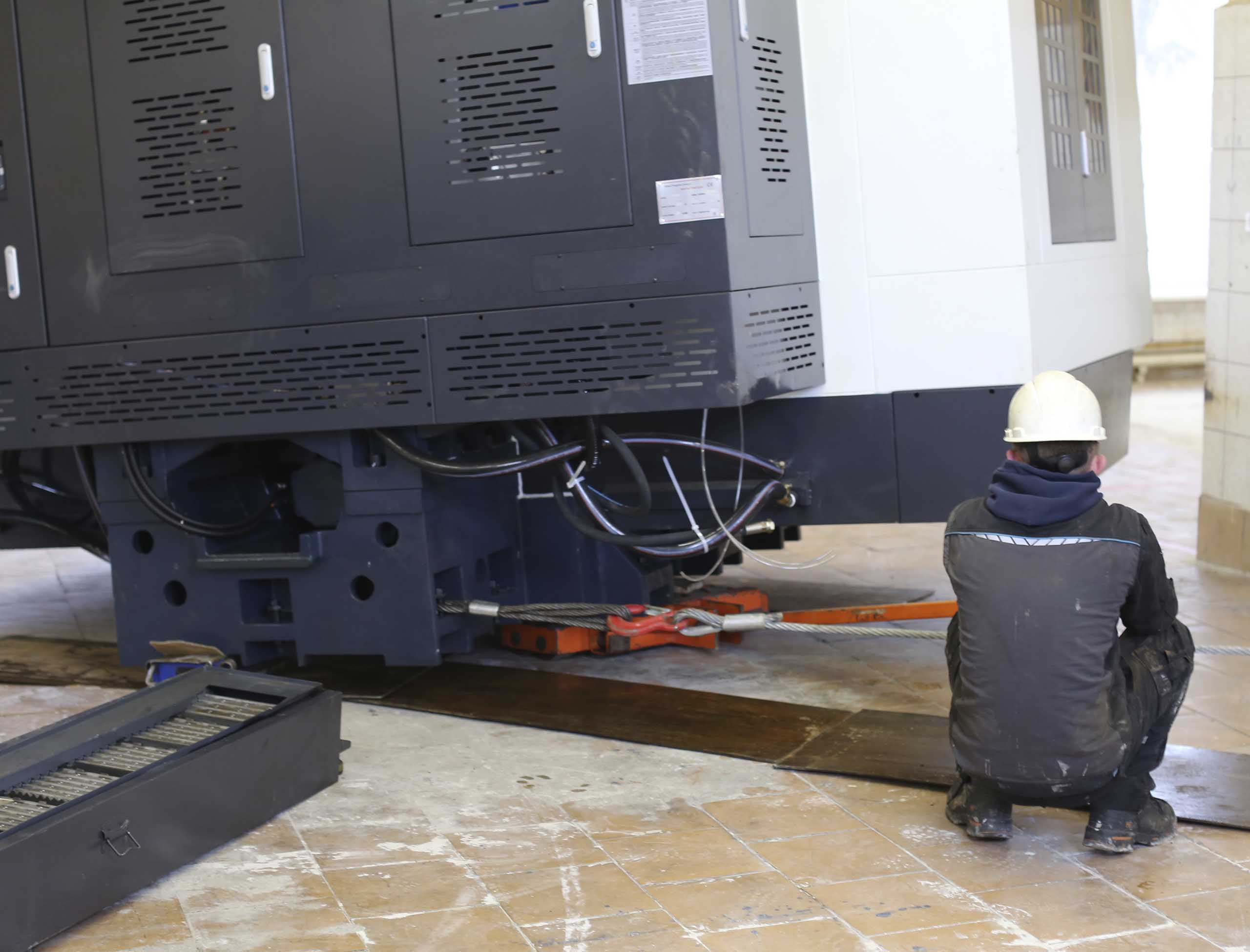 Фото Доставка и разгрузка нового фрезерного станка в цех #24