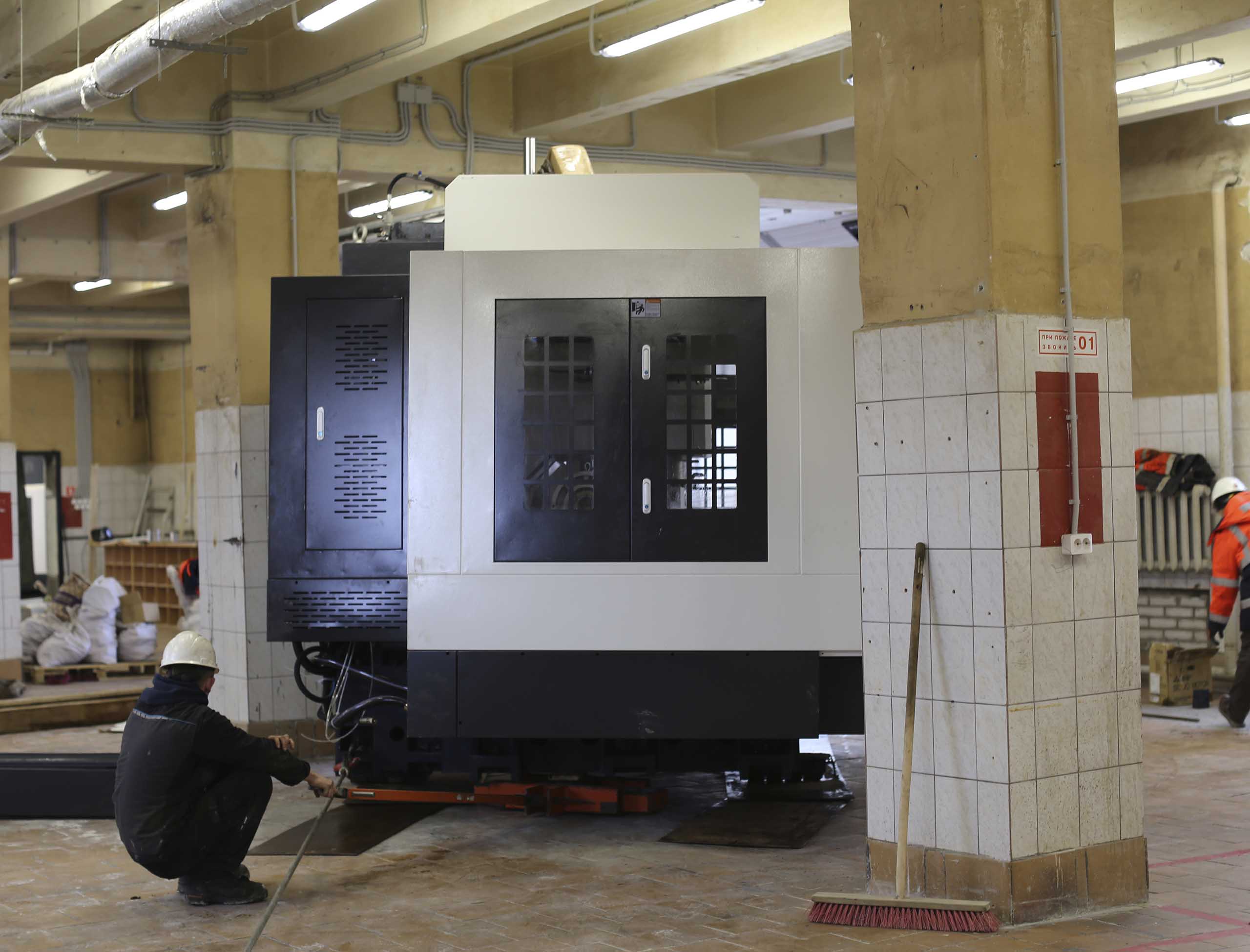 Фото Доставка и разгрузка нового фрезерного станка в цех #25