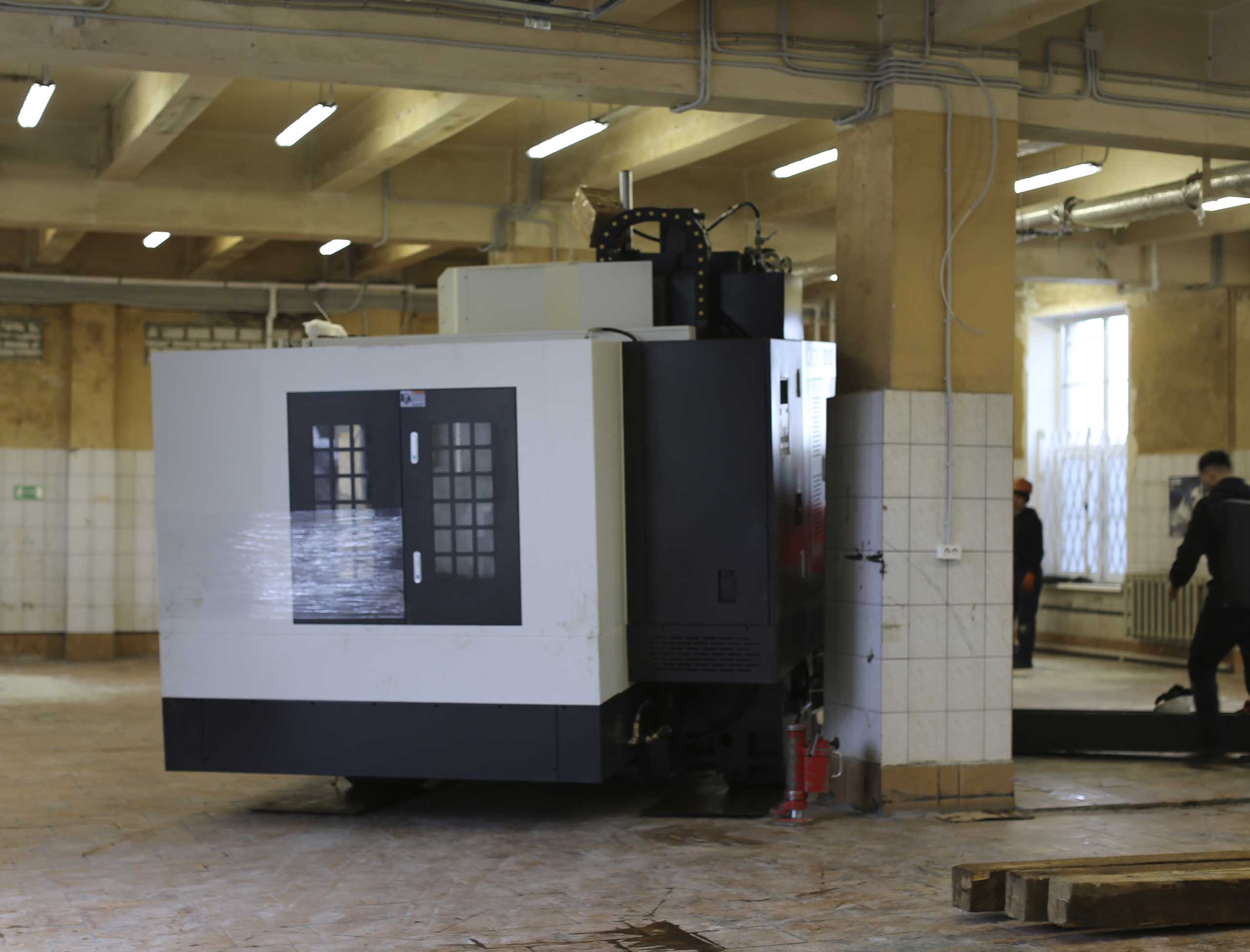 Фото Доставка и разгрузка нового фрезерного станка в цех #27