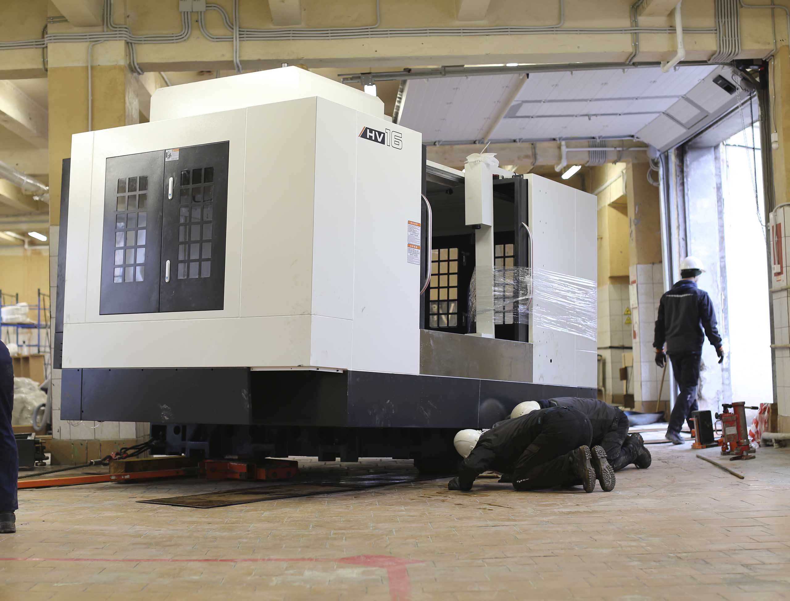 Фото Доставка и разгрузка нового фрезерного станка в цех #28