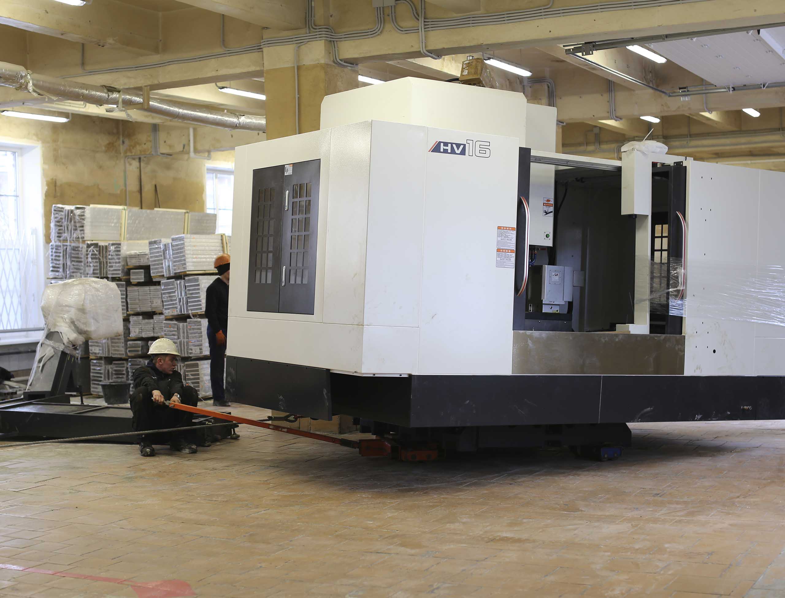 Фото Доставка и разгрузка нового фрезерного станка в цех #30