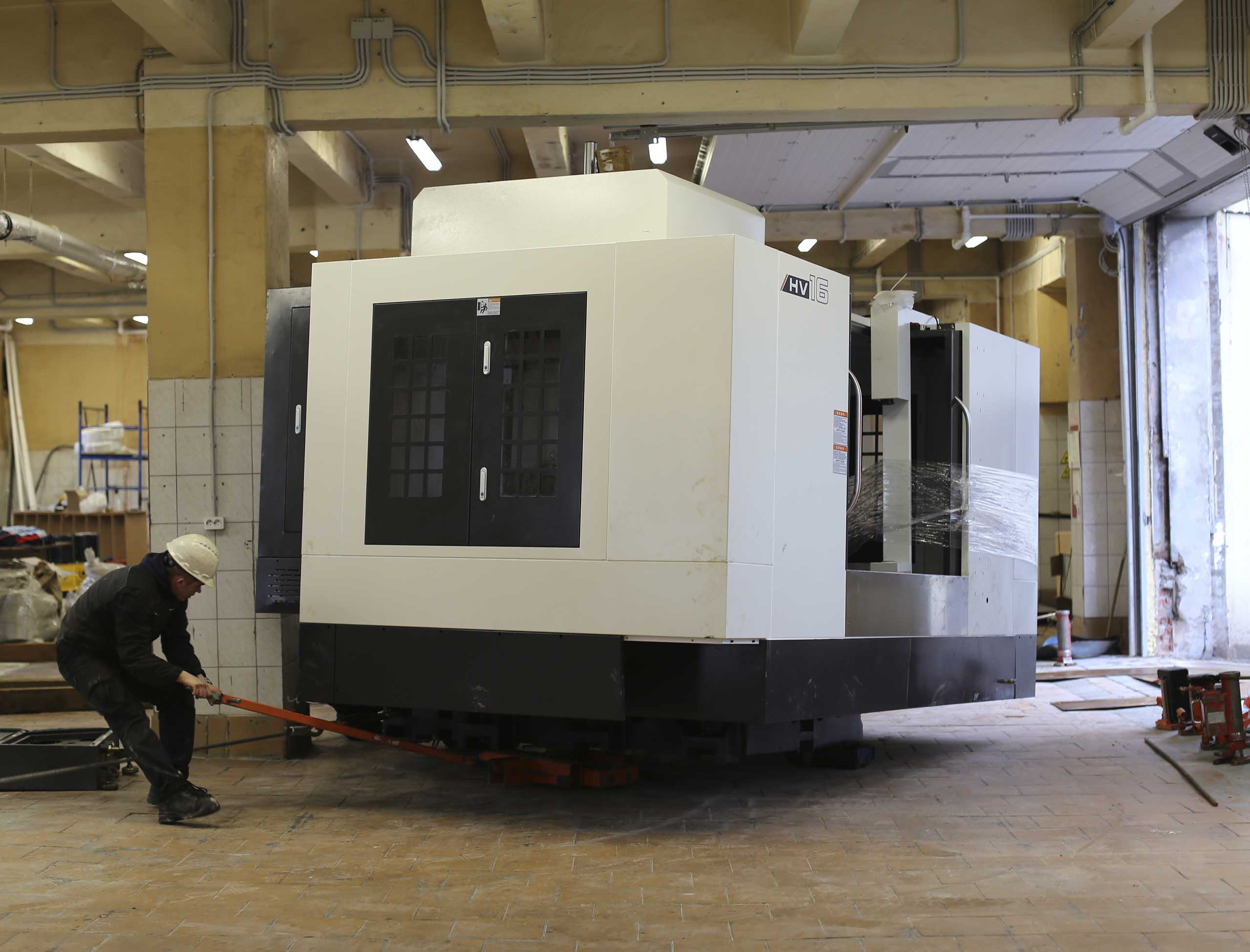 Фото Доставка и разгрузка нового фрезерного станка в цех #31