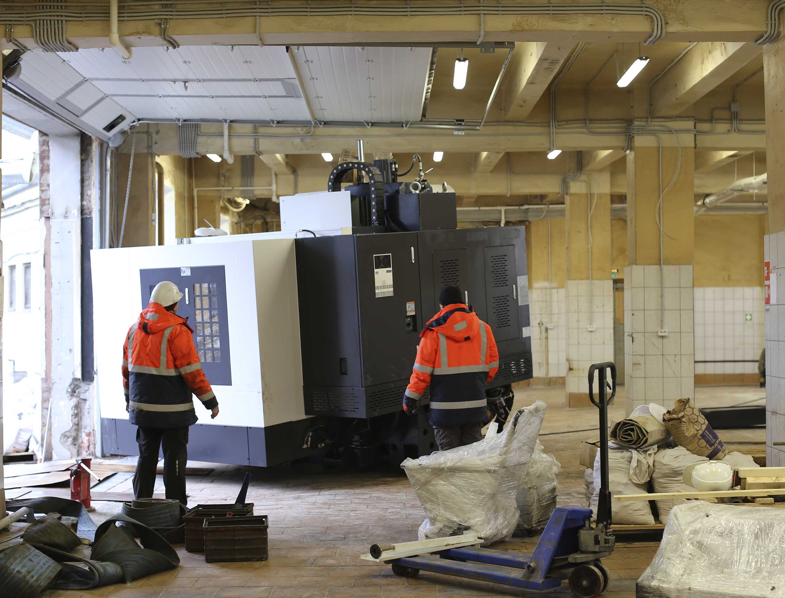 Фото Доставка и разгрузка нового фрезерного станка в цех #33