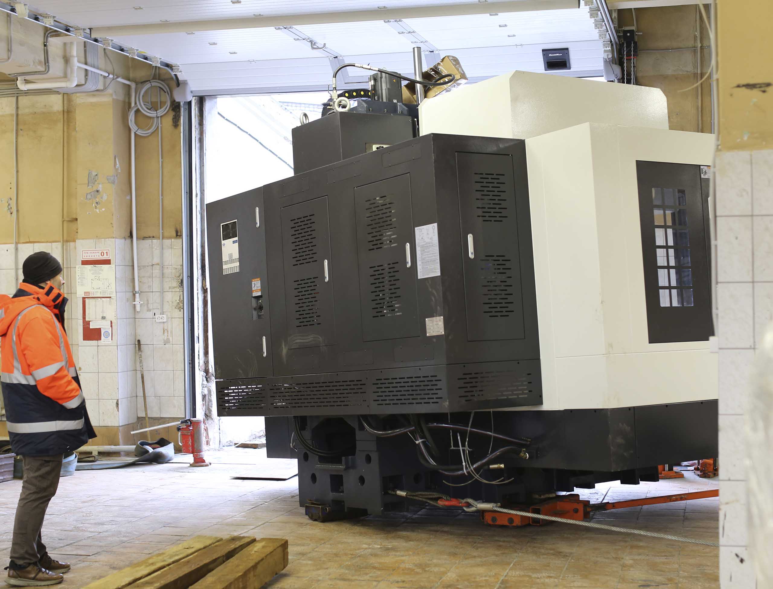 Фото Доставка и разгрузка нового фрезерного станка в цех #34