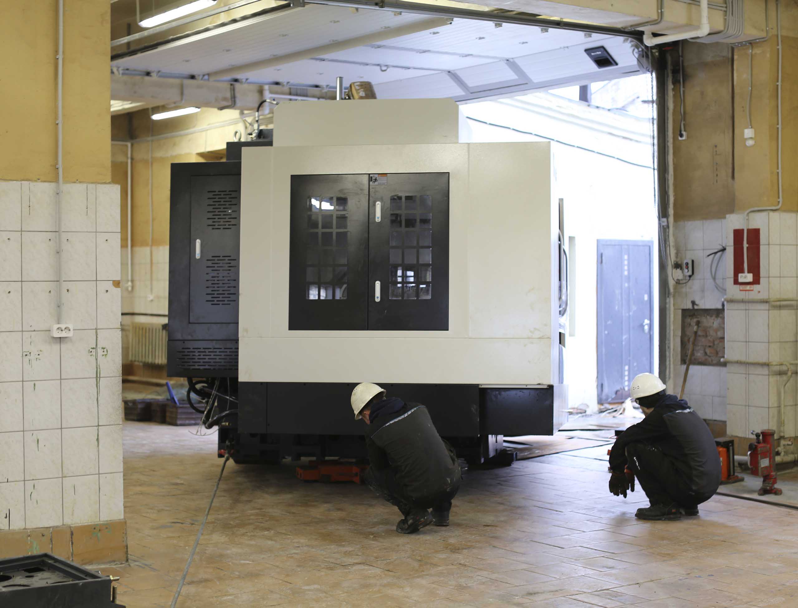 Фото Доставка и разгрузка нового фрезерного станка в цех #35