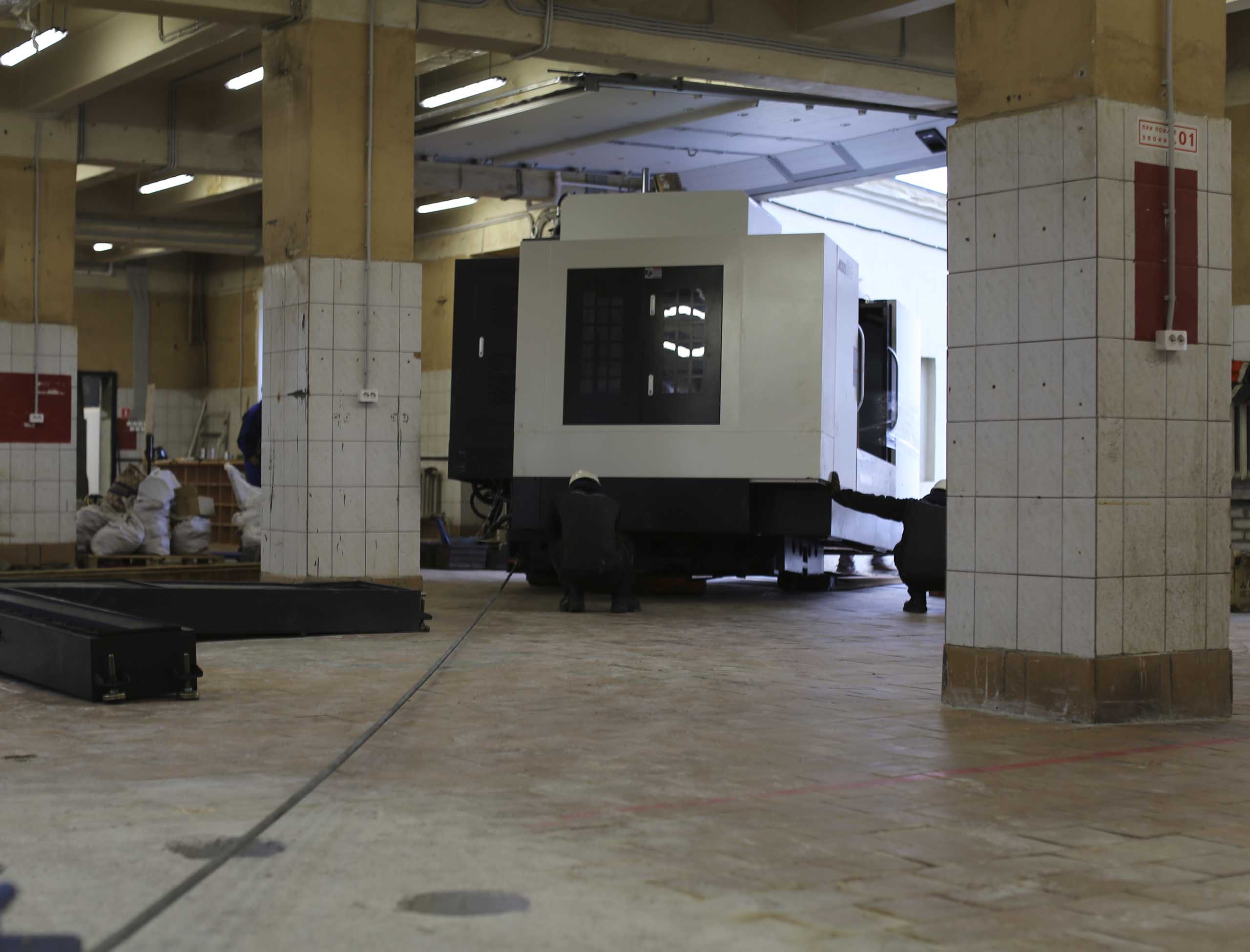 Фото Доставка и разгрузка нового фрезерного станка в цех #37