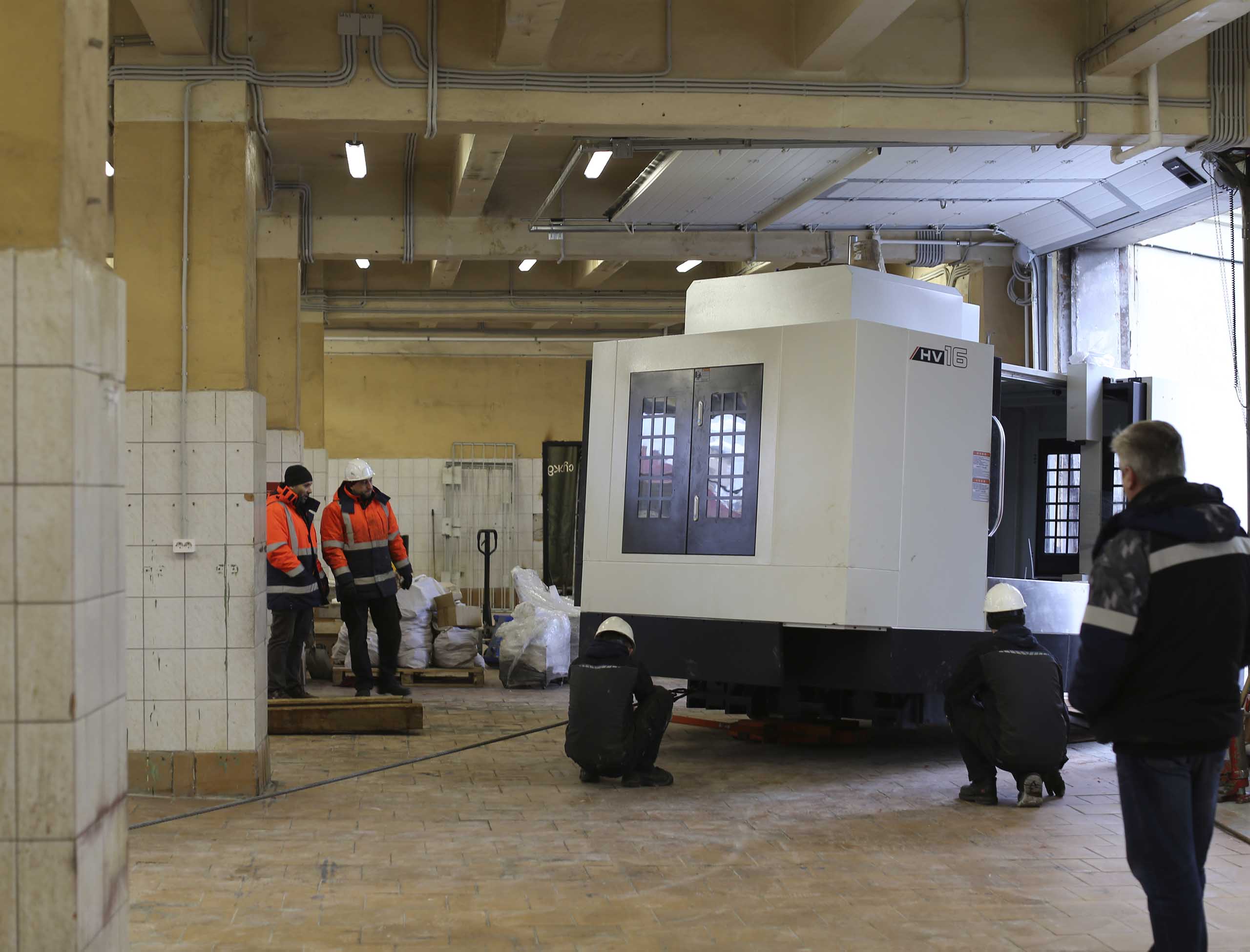 Фото Доставка и разгрузка нового фрезерного станка в цех #38