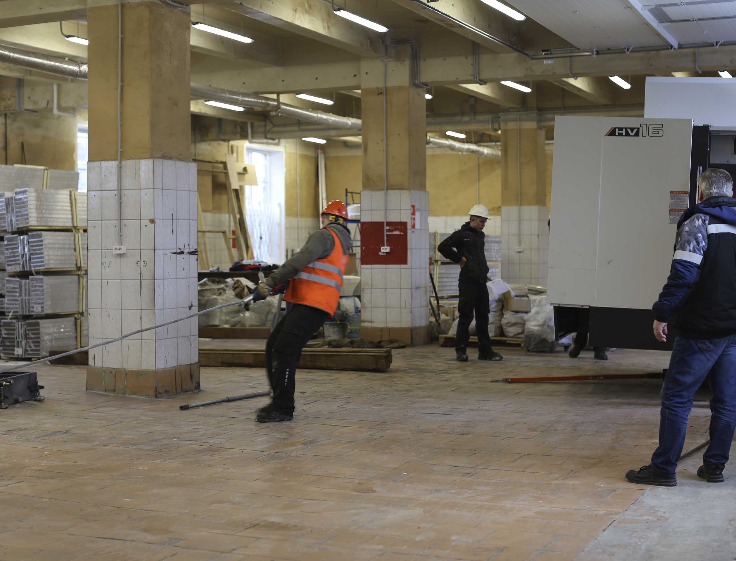 Фото Доставка и разгрузка нового фрезерного станка в цех #40