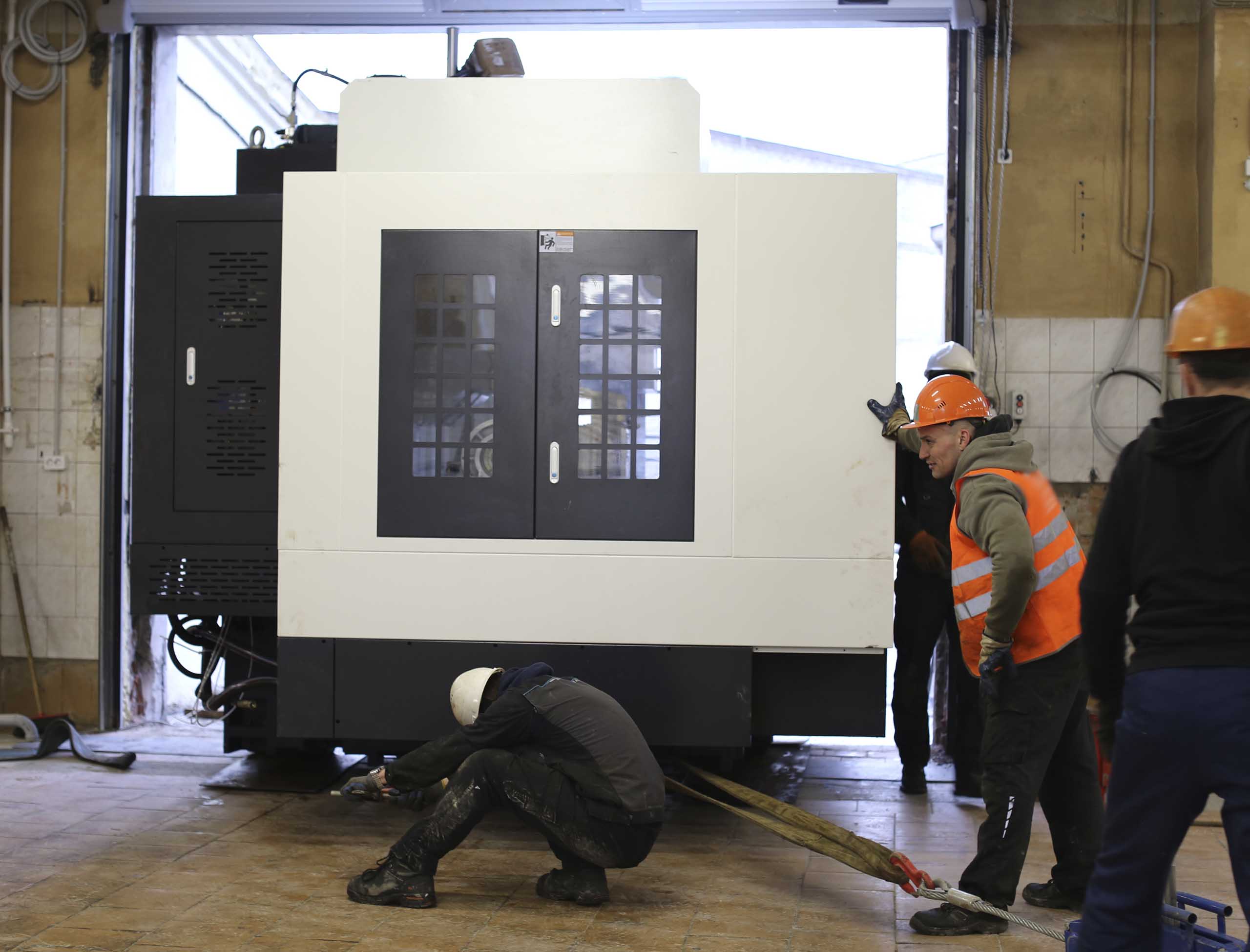 Фото Доставка и разгрузка нового фрезерного станка в цех #43