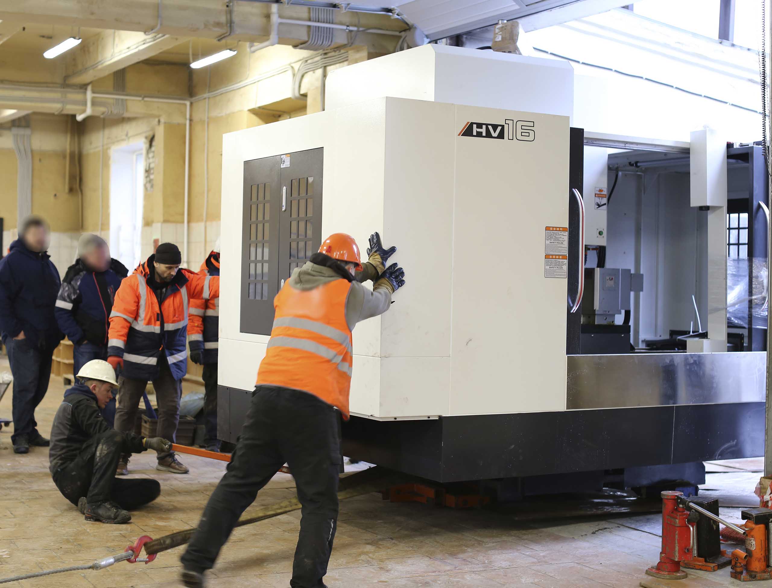 Фото Доставка и разгрузка нового фрезерного станка в цех #44