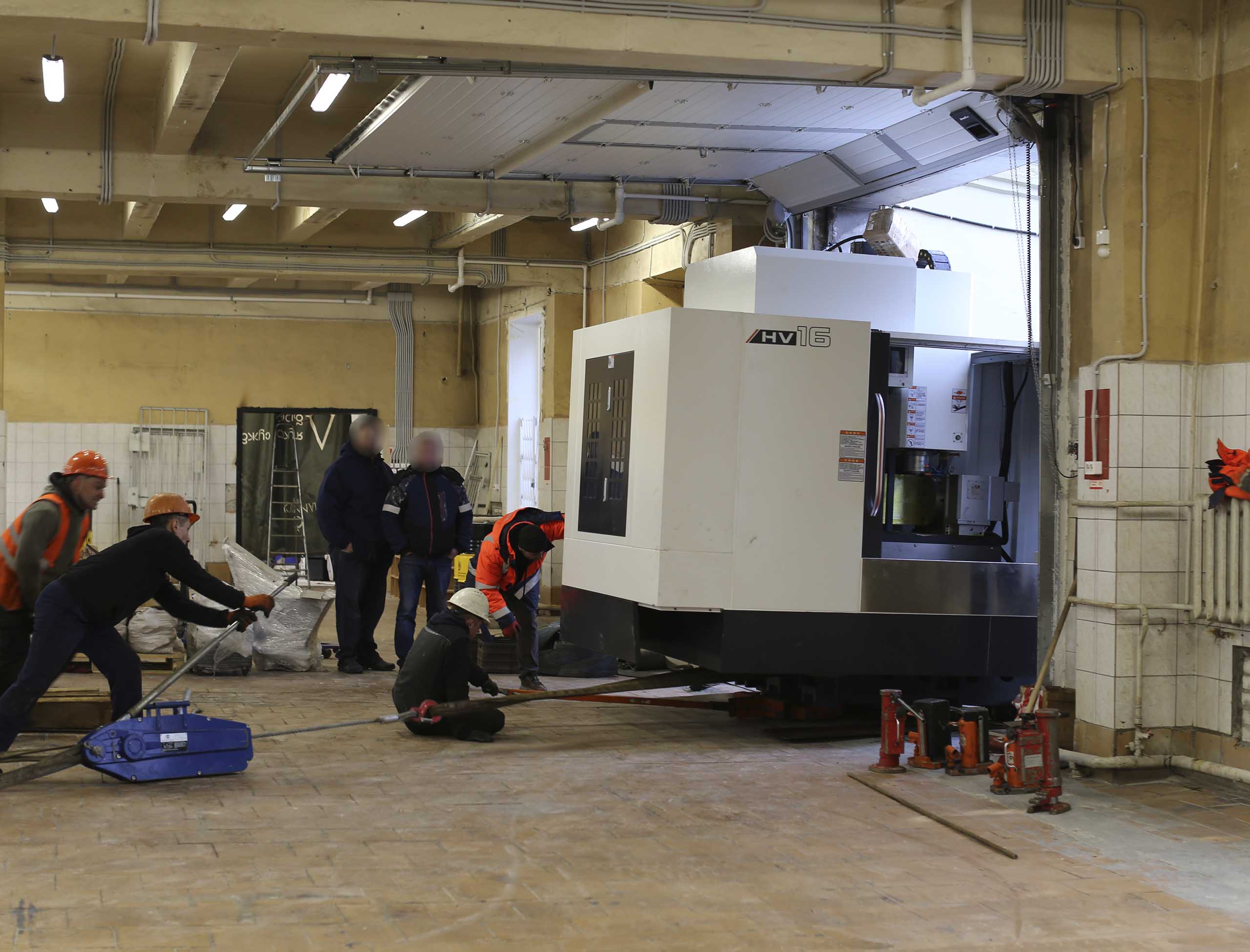 Фото Доставка и разгрузка нового фрезерного станка в цех #45