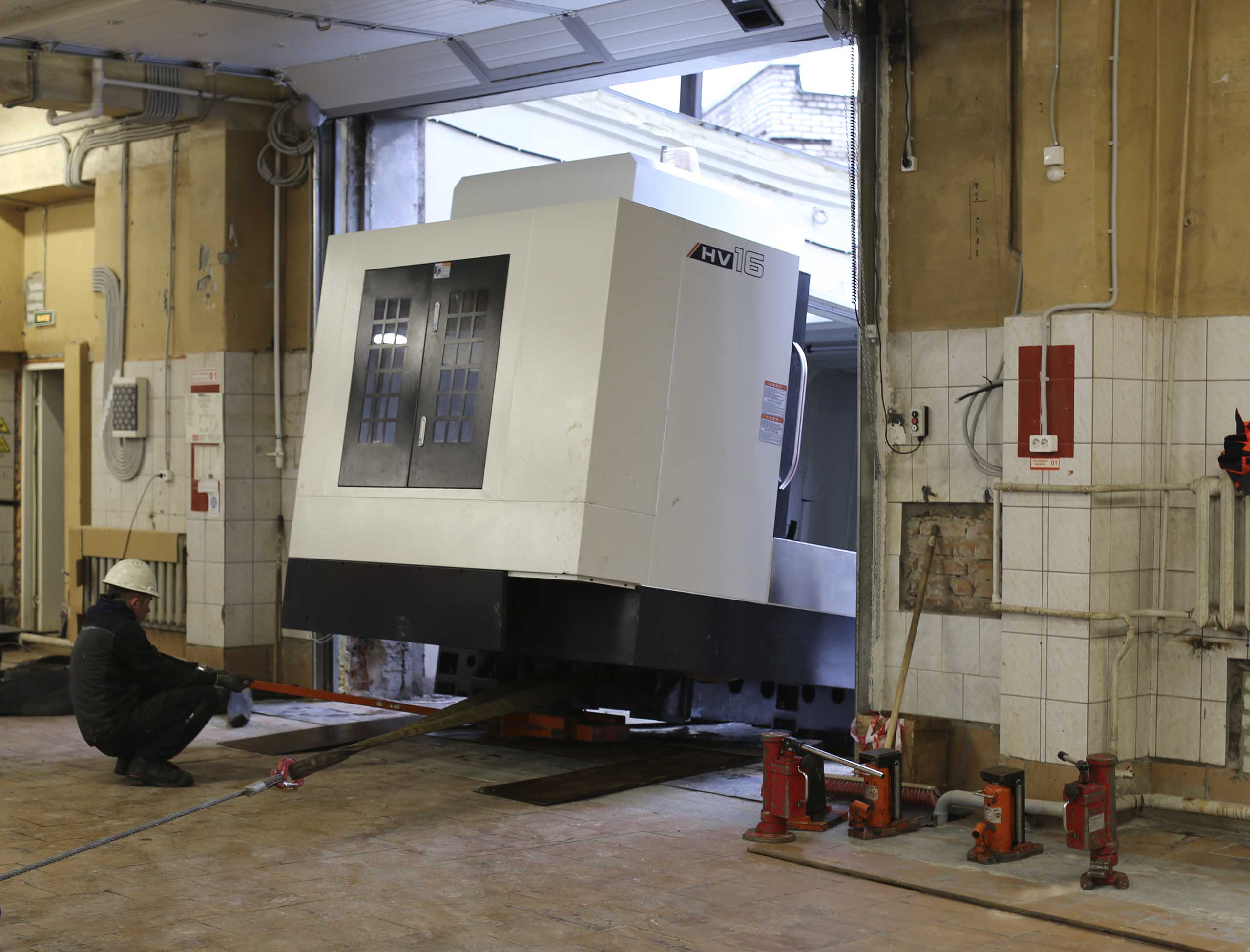 Фото Доставка и разгрузка нового фрезерного станка в цех #46