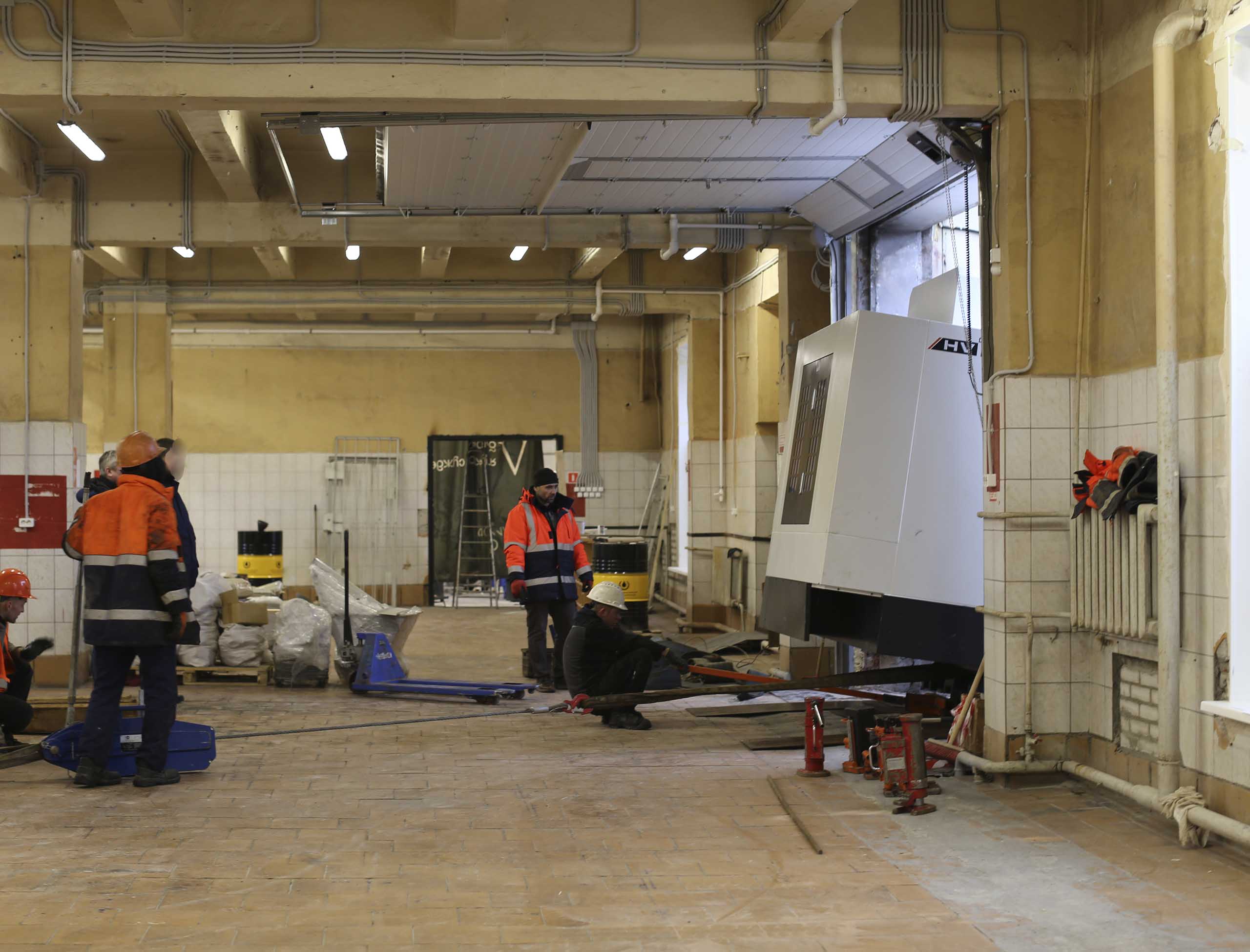 Фото Доставка и разгрузка нового фрезерного станка в цех #47