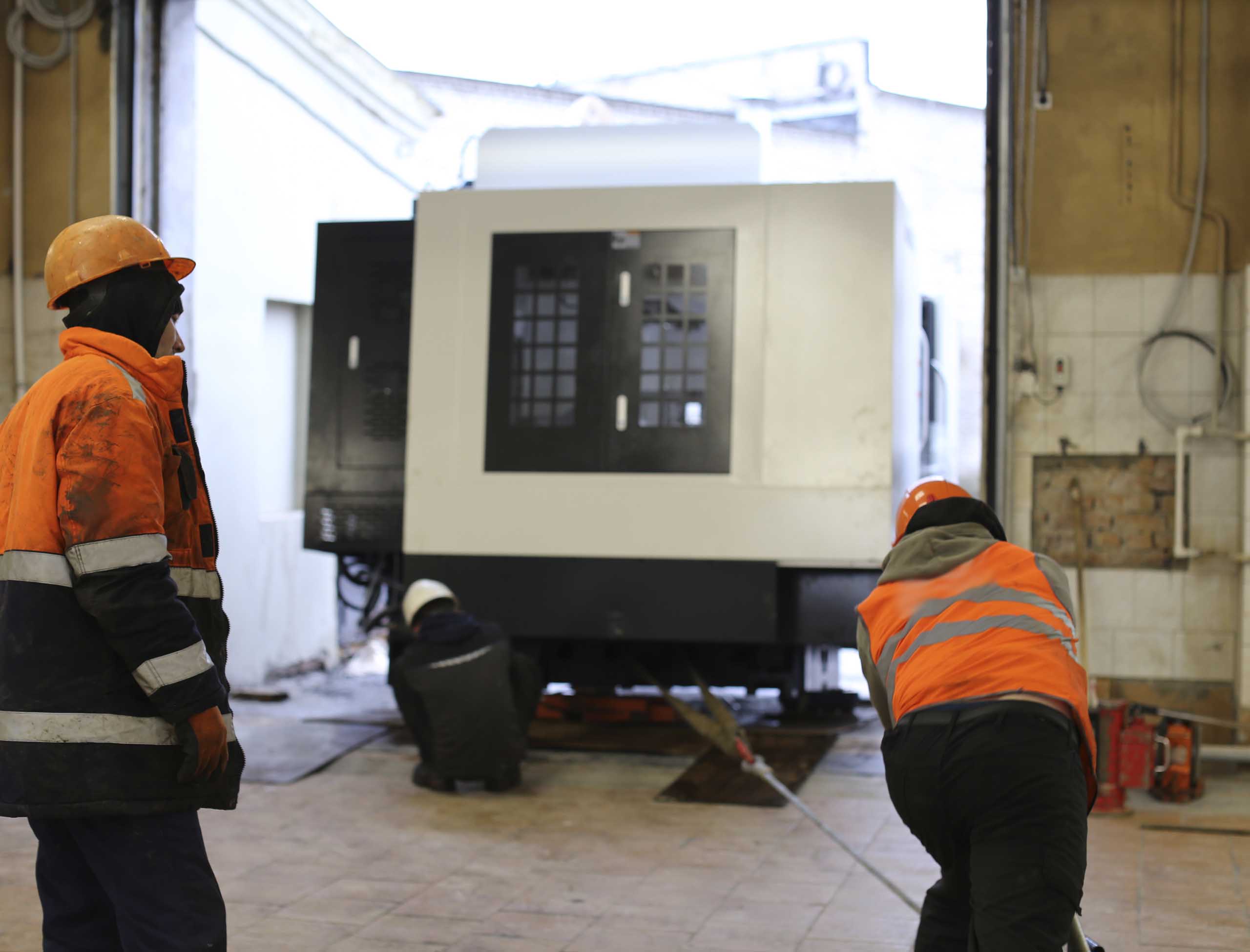 Фото Доставка и разгрузка нового фрезерного станка в цех #49