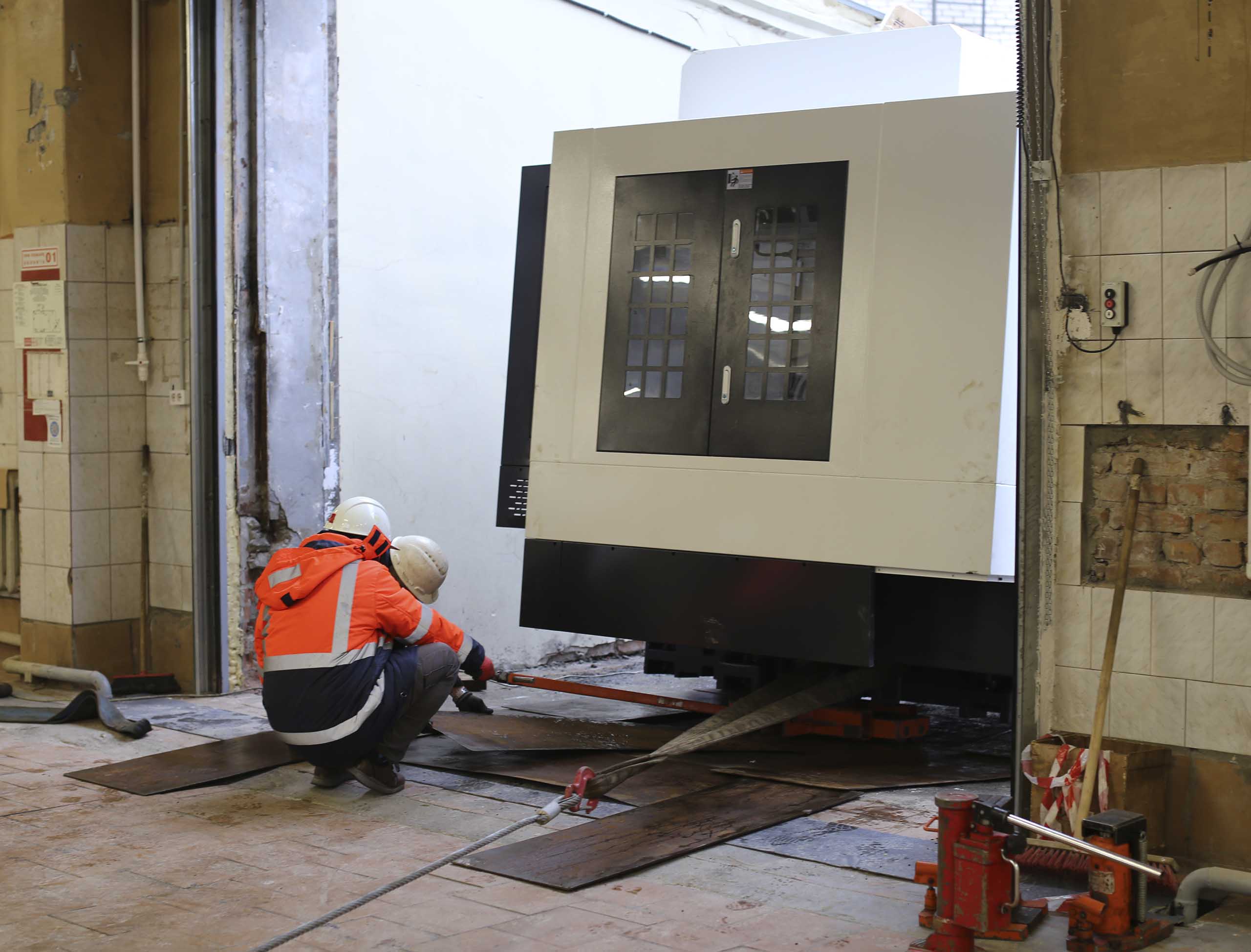 Фото Доставка и разгрузка нового фрезерного станка в цех #50