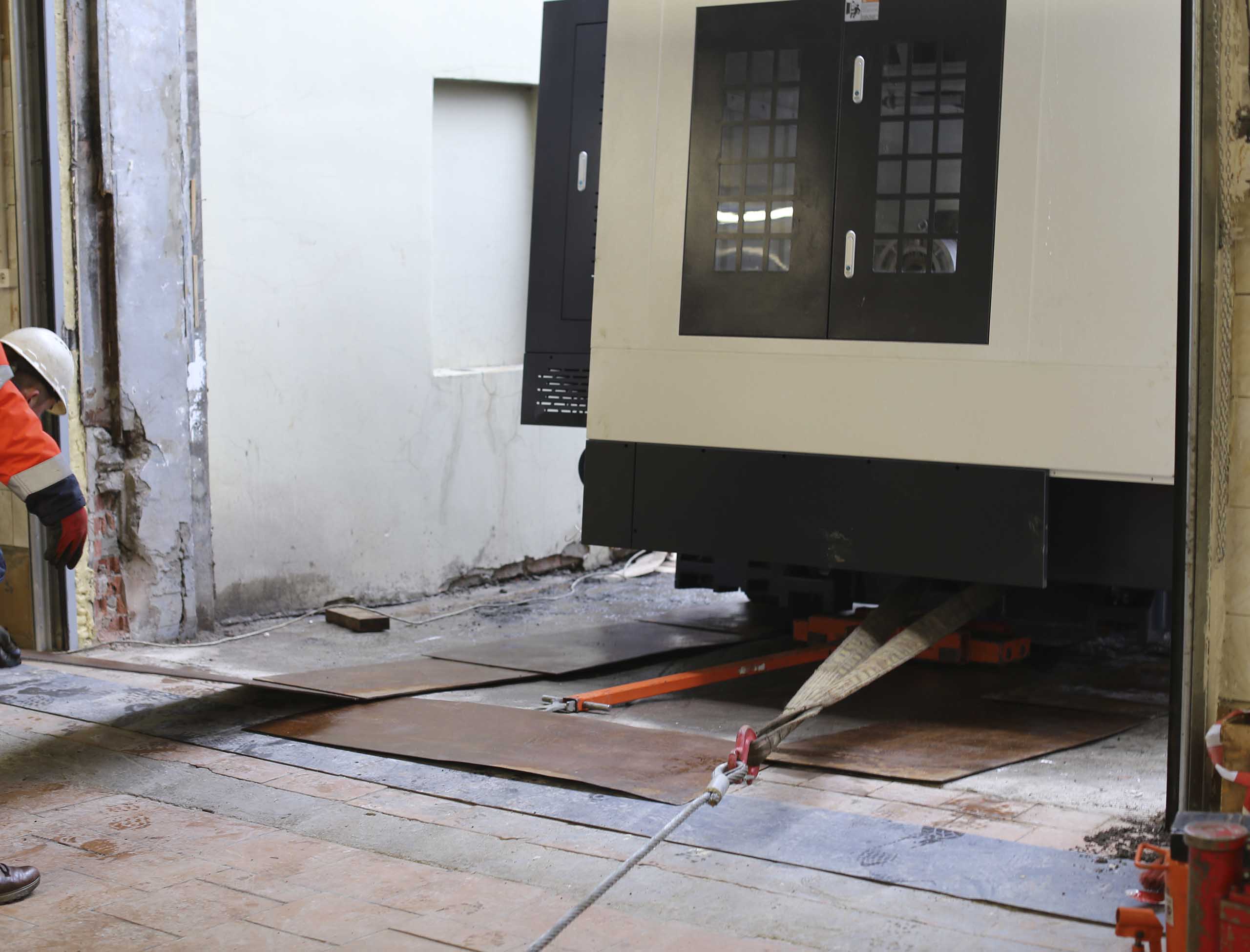 Фото Доставка и разгрузка нового фрезерного станка в цех #51