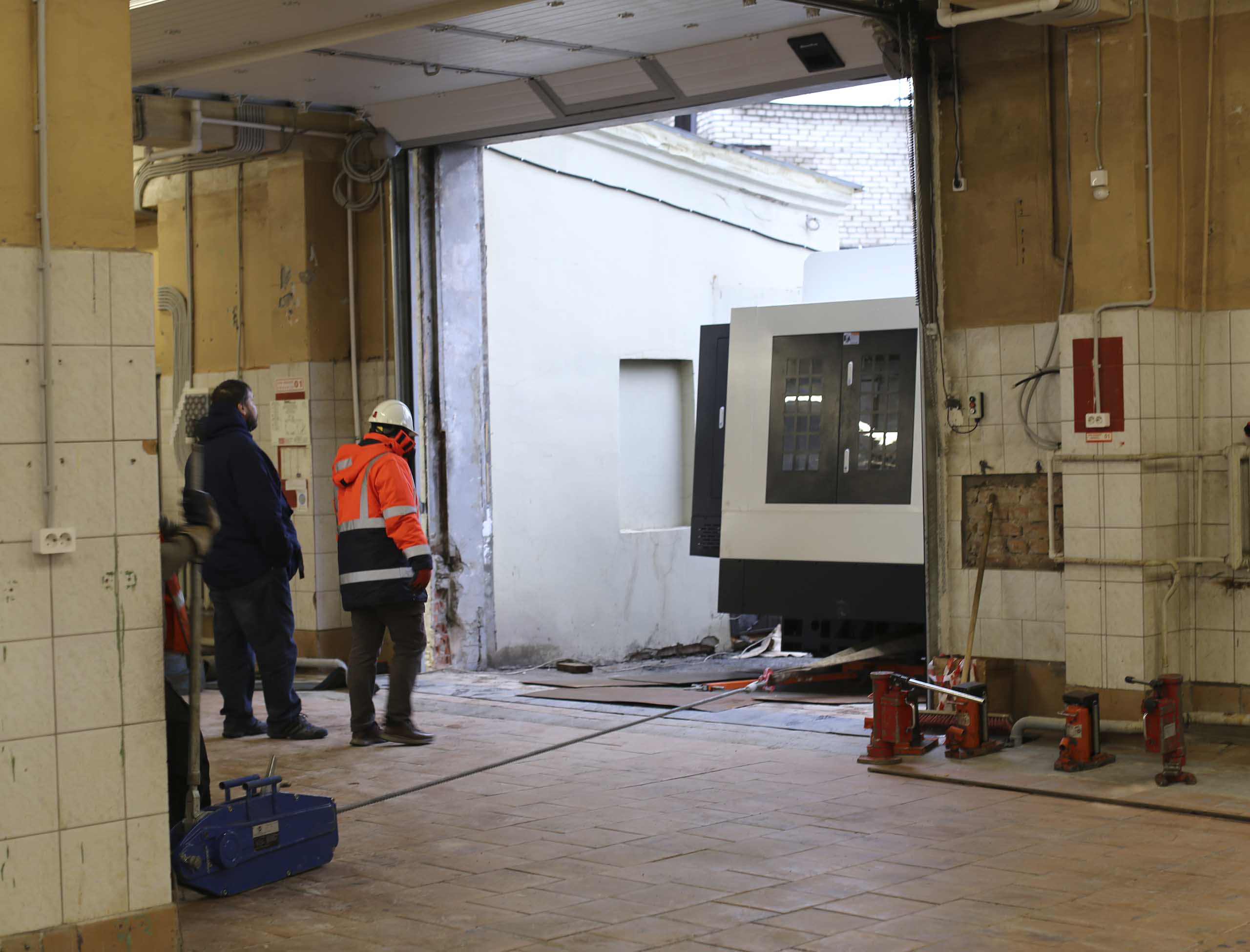 Фото Доставка и разгрузка нового фрезерного станка в цех #52