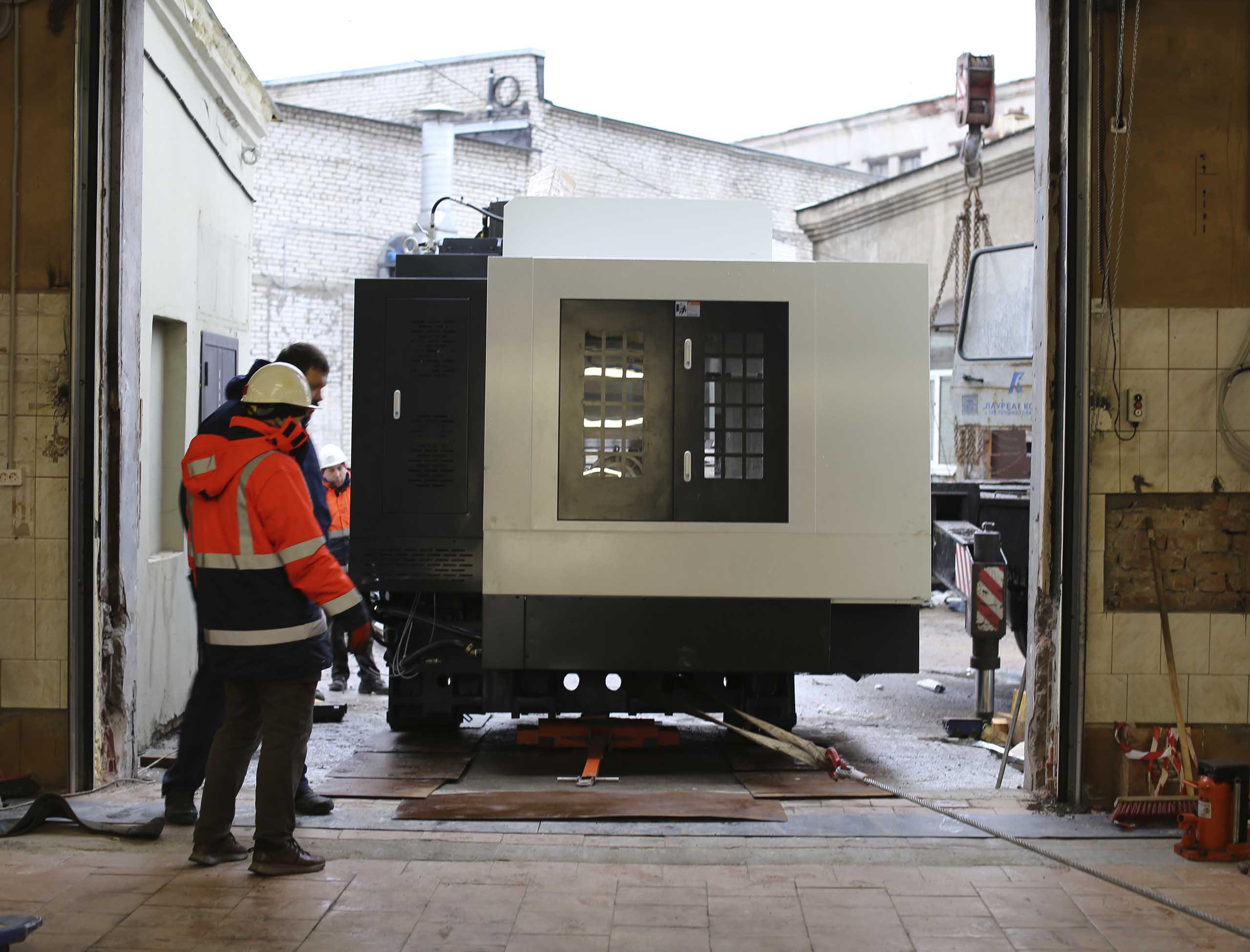 Фото Доставка и разгрузка нового фрезерного станка в цех #53