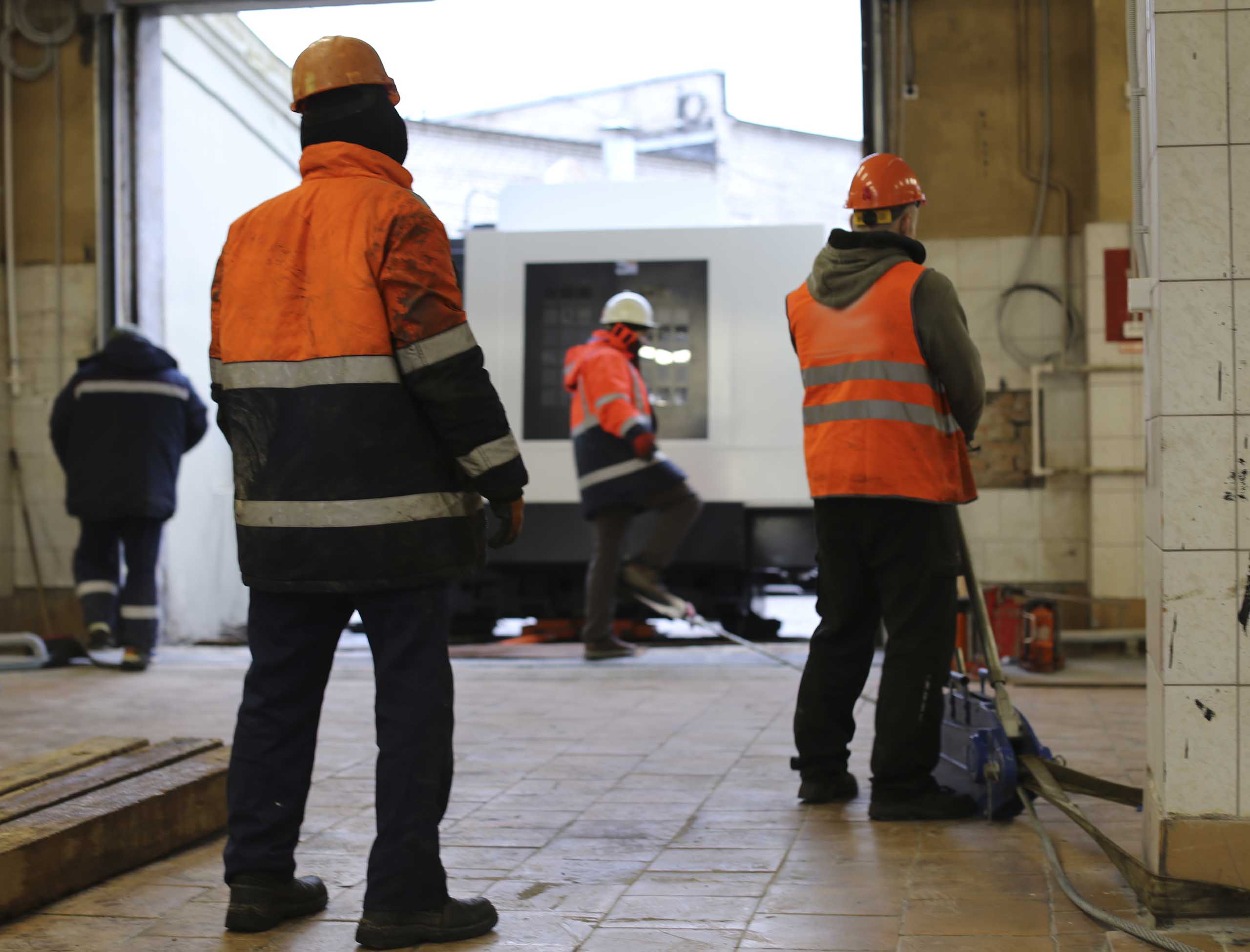 Фото Доставка и разгрузка нового фрезерного станка в цех #54