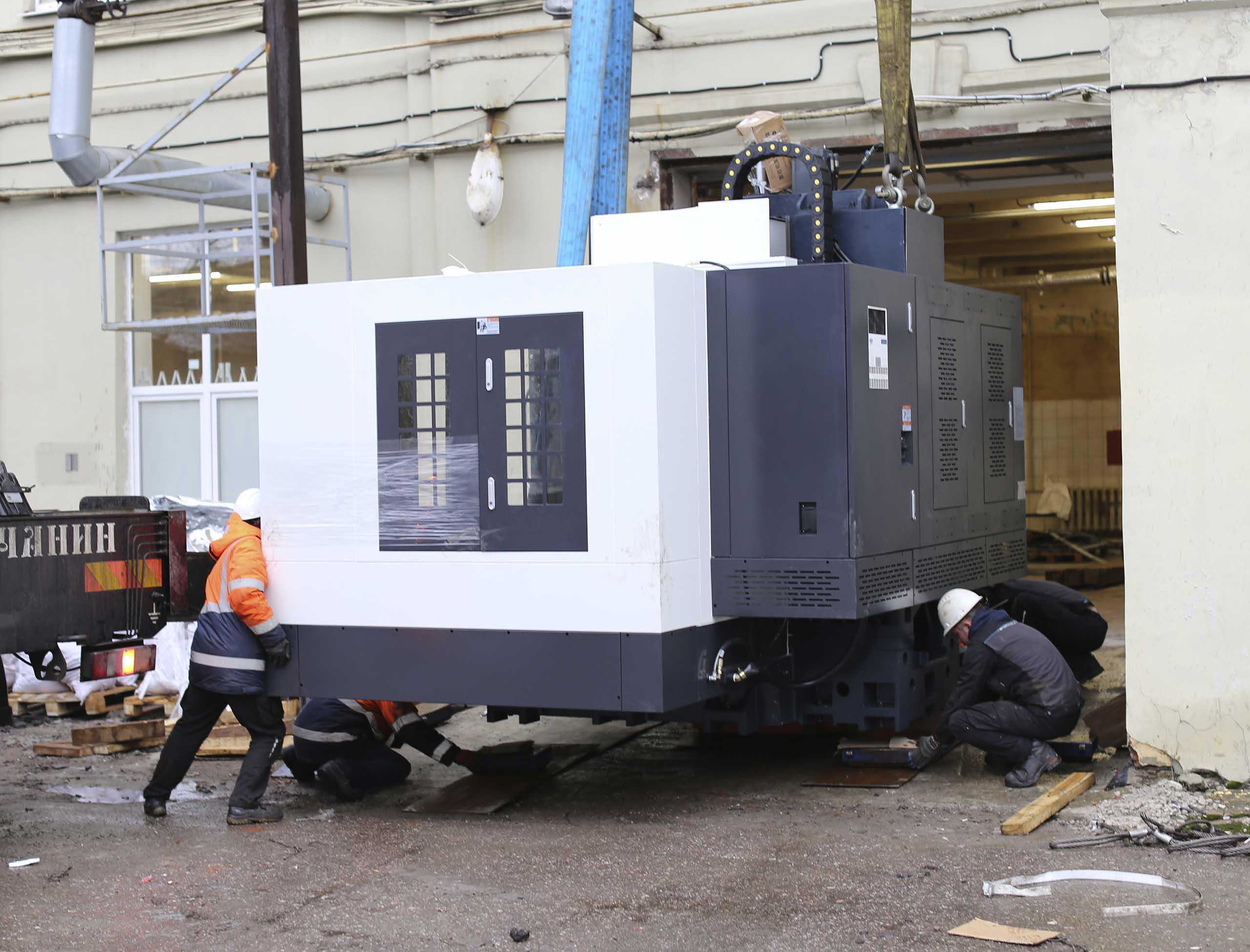 Фото Доставка и разгрузка нового фрезерного станка в цех #56