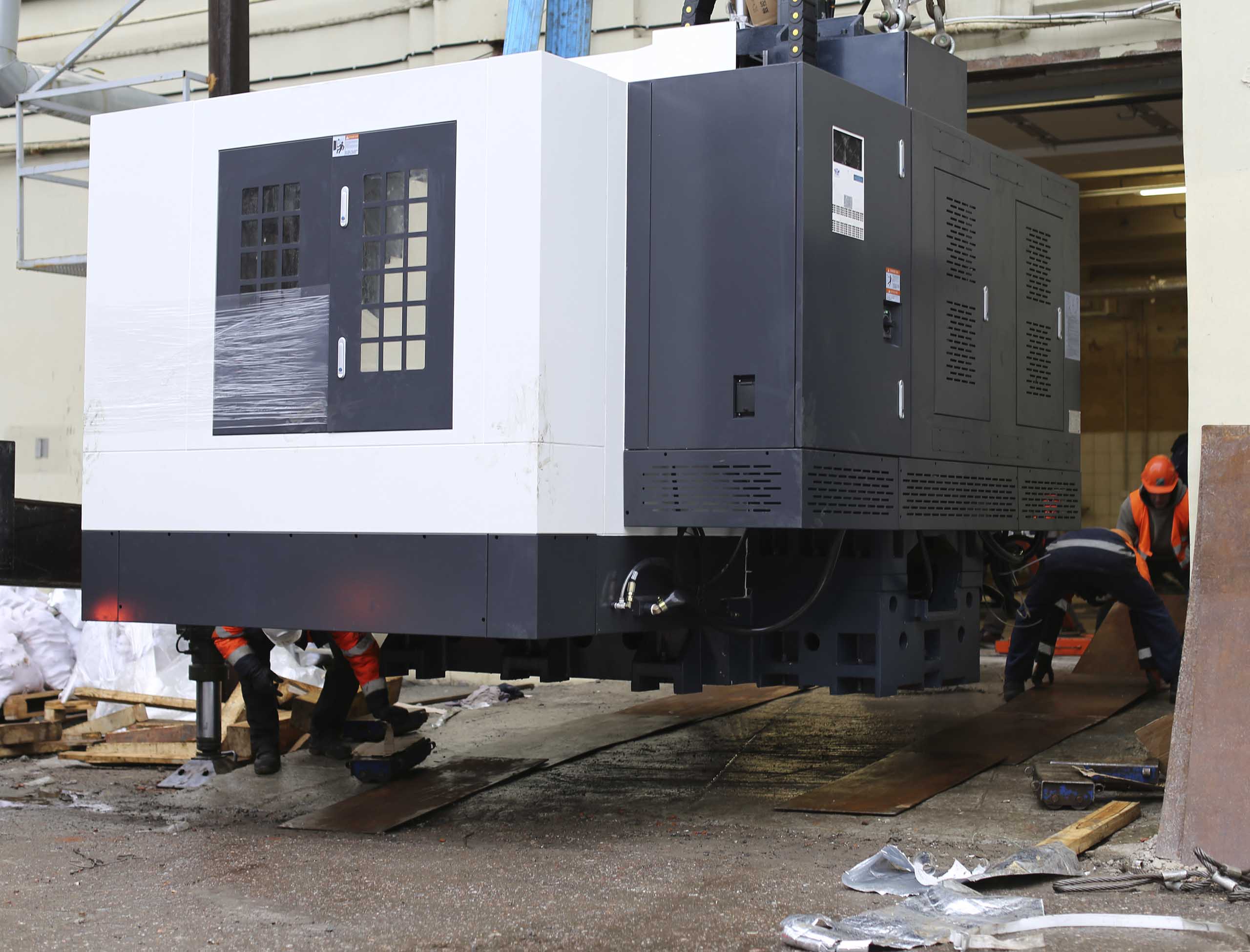 Фото Доставка и разгрузка нового фрезерного станка в цех #61