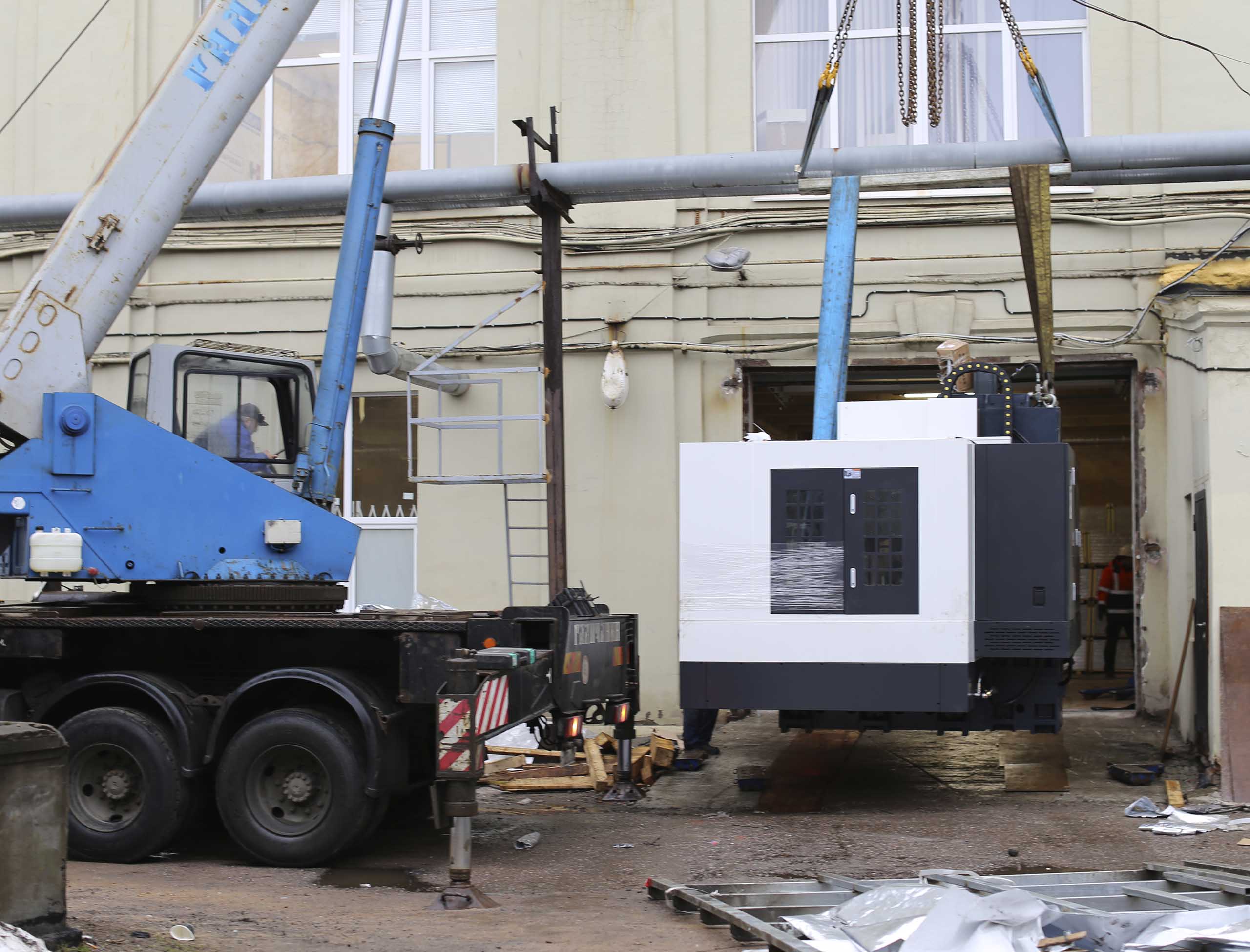 Фото Доставка и разгрузка нового фрезерного станка в цех #62