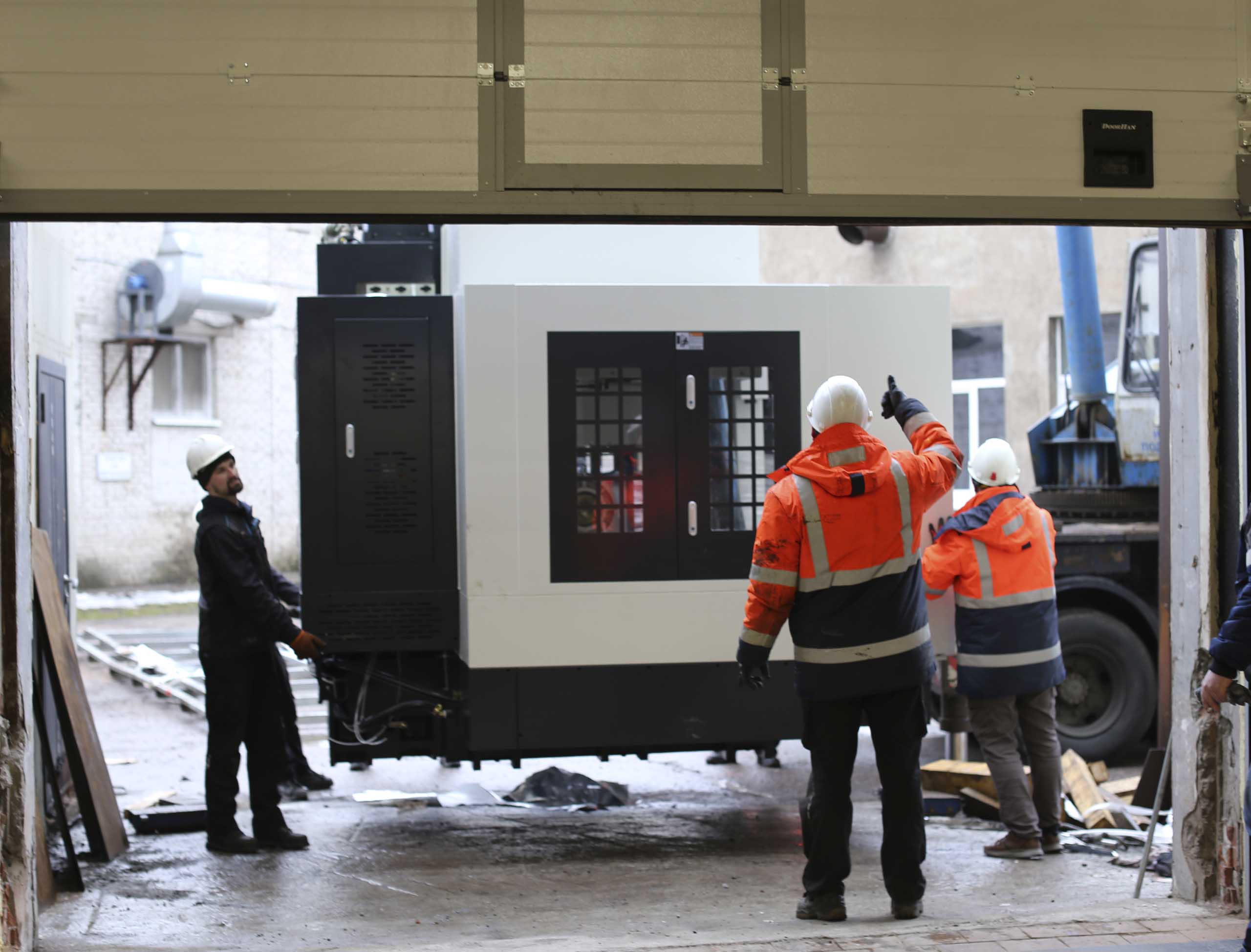 Фото Доставка и разгрузка нового фрезерного станка в цех #65