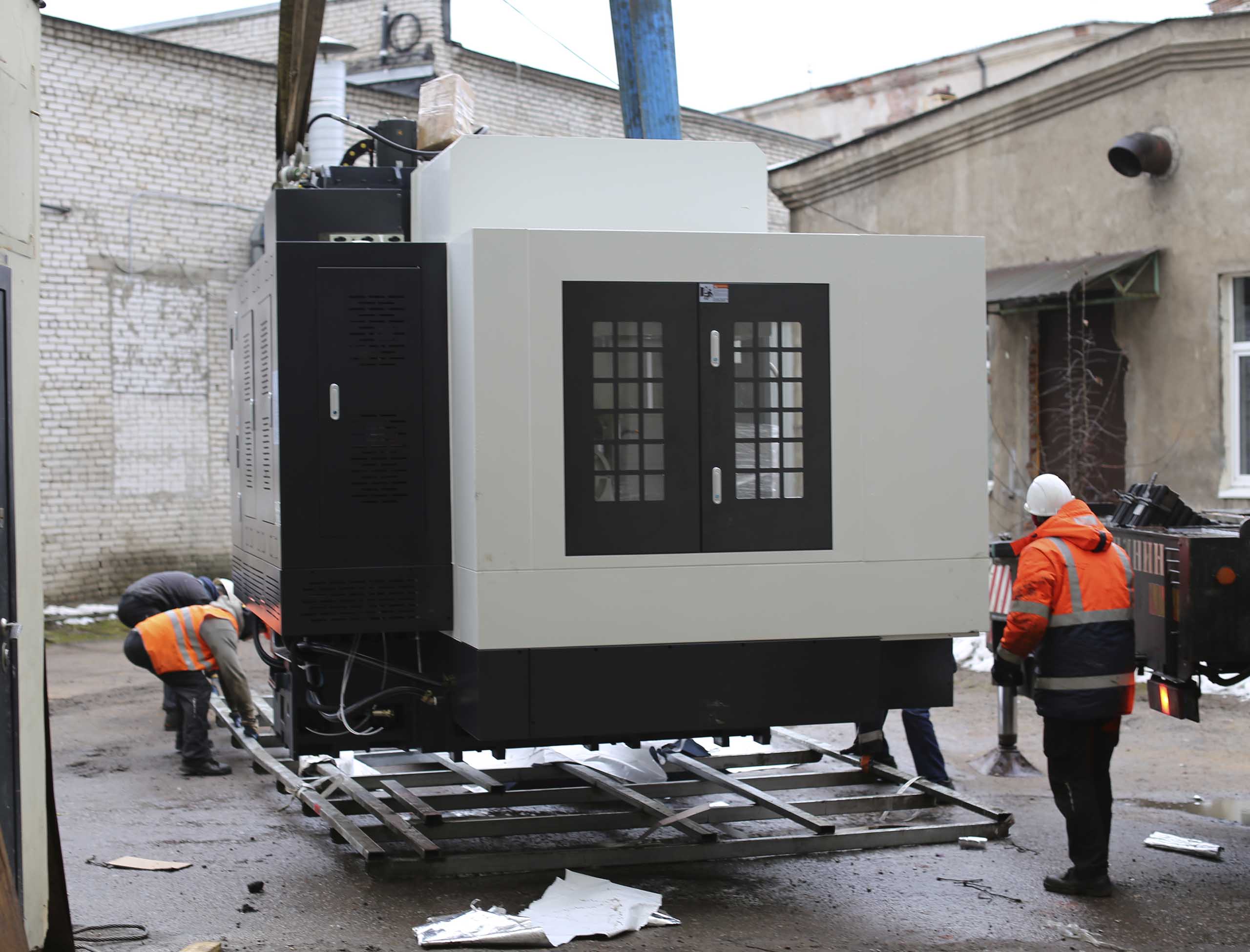 Фото Доставка и разгрузка нового фрезерного станка в цех #66