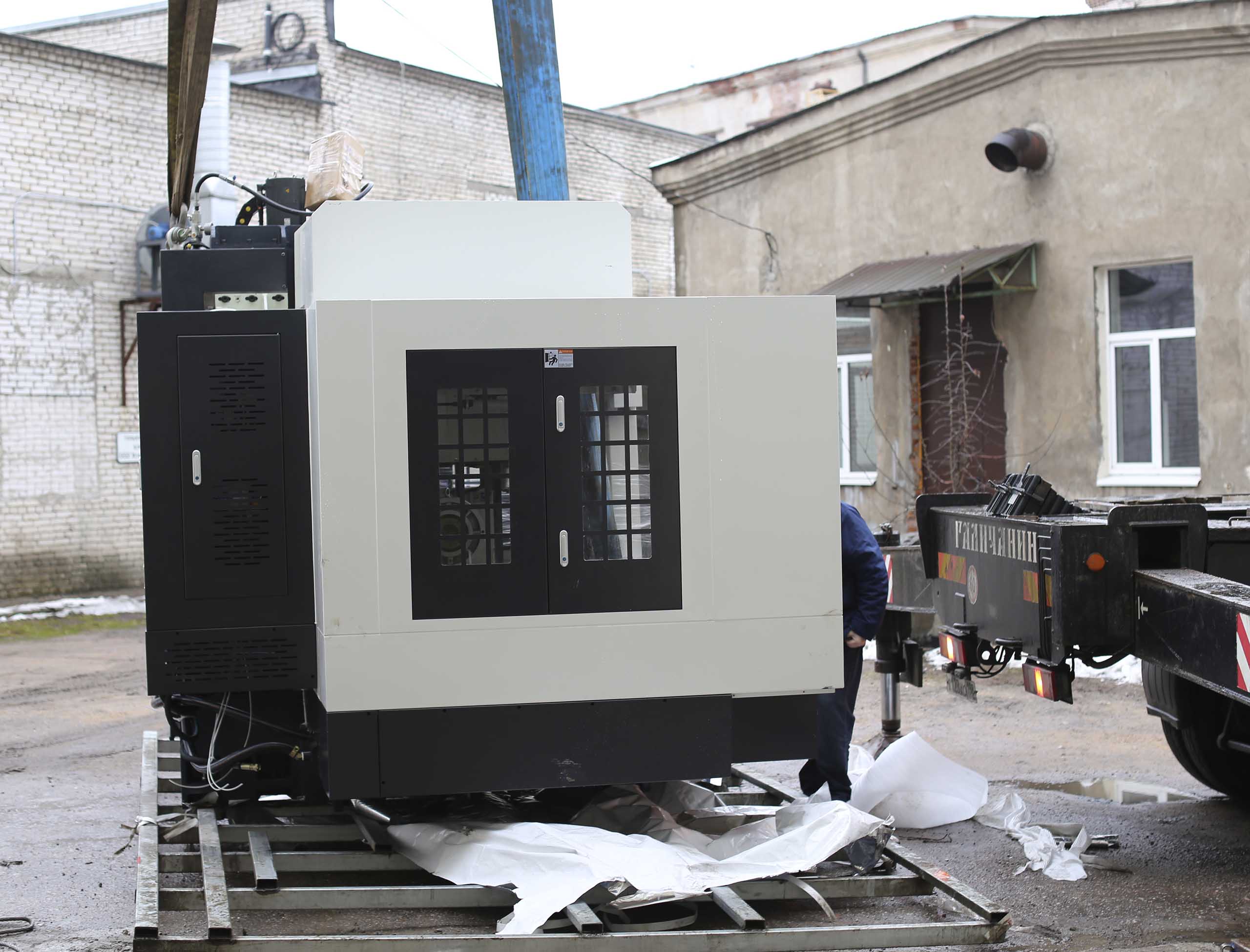 Фото Доставка и разгрузка нового фрезерного станка в цех #67