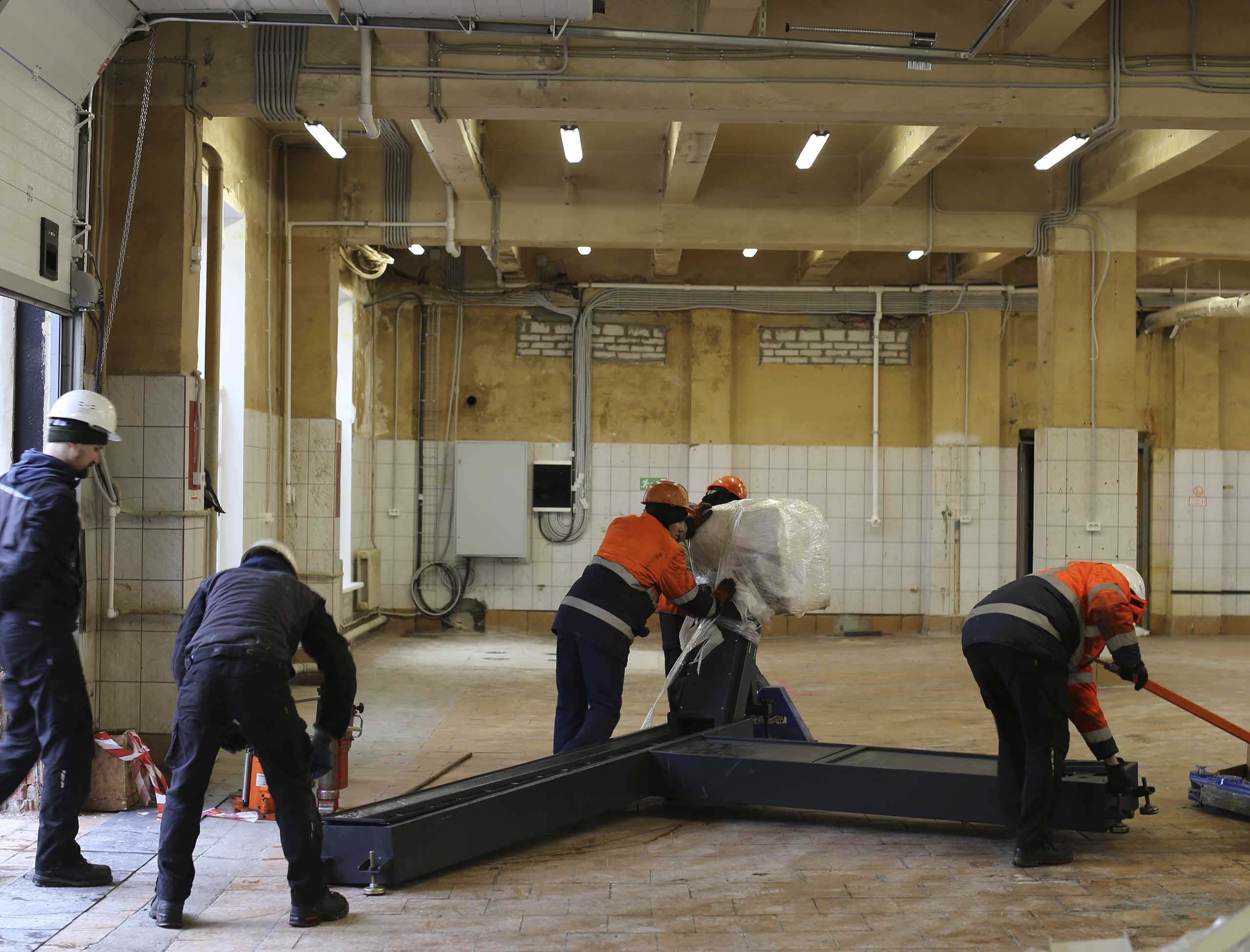 Фото Доставка и разгрузка нового фрезерного станка в цех #68