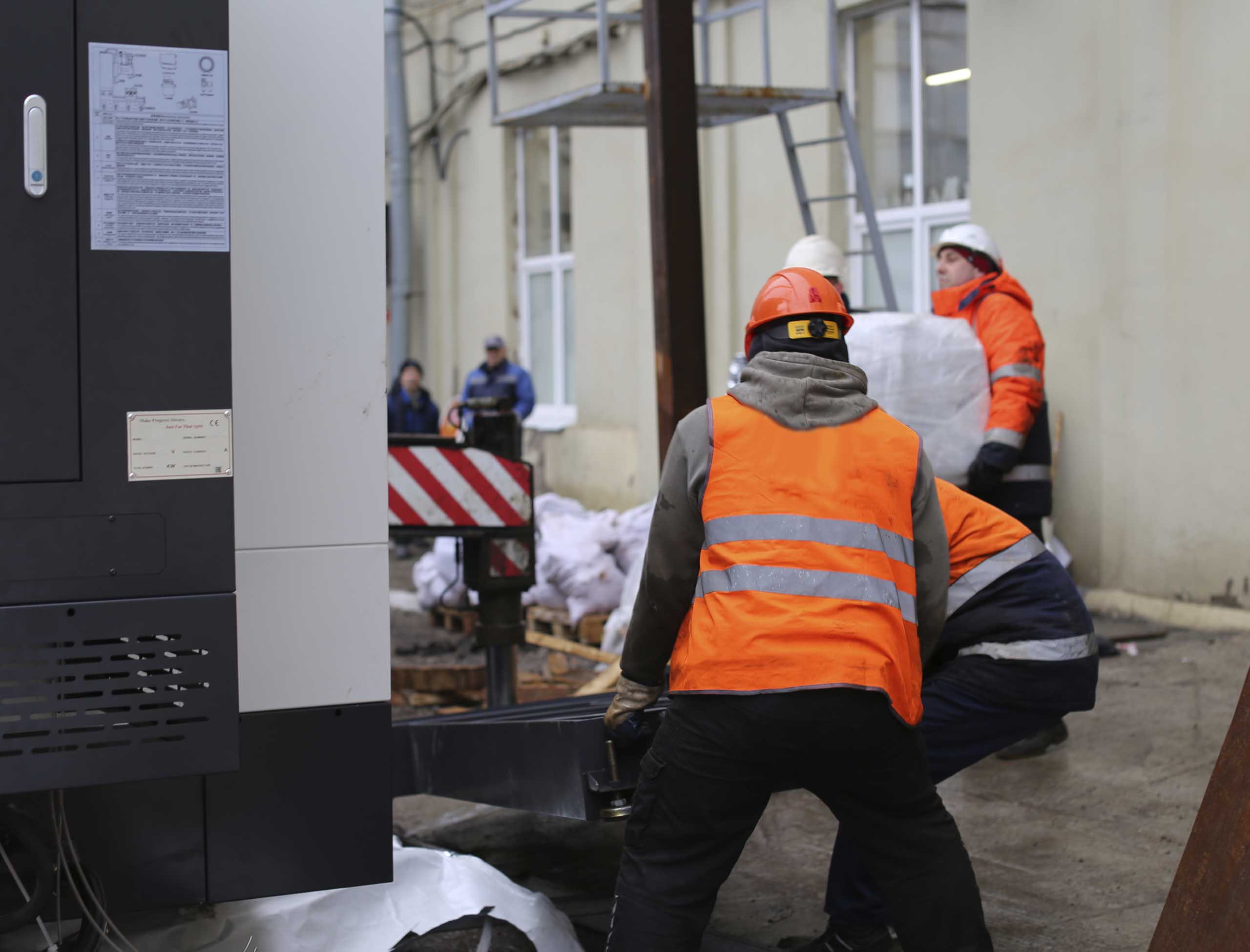 Фото Доставка и разгрузка нового фрезерного станка в цех #71