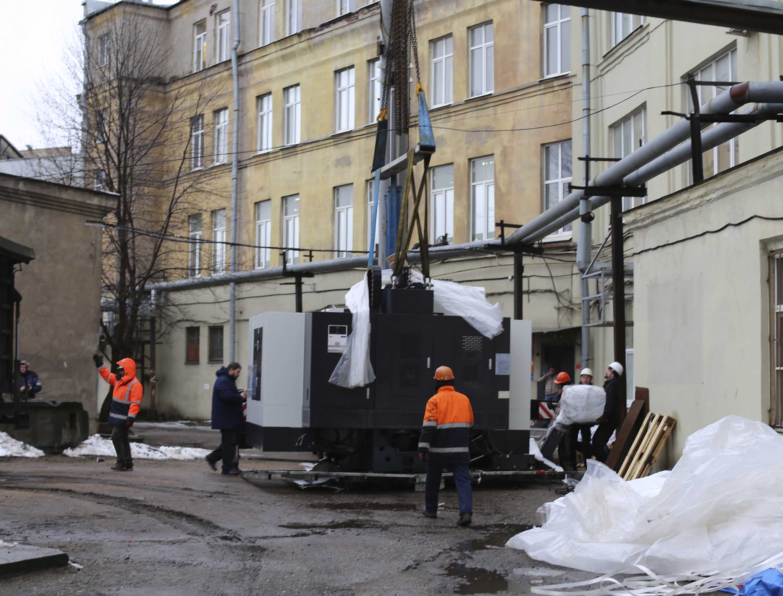 Фото Доставка и разгрузка нового фрезерного станка в цех #73