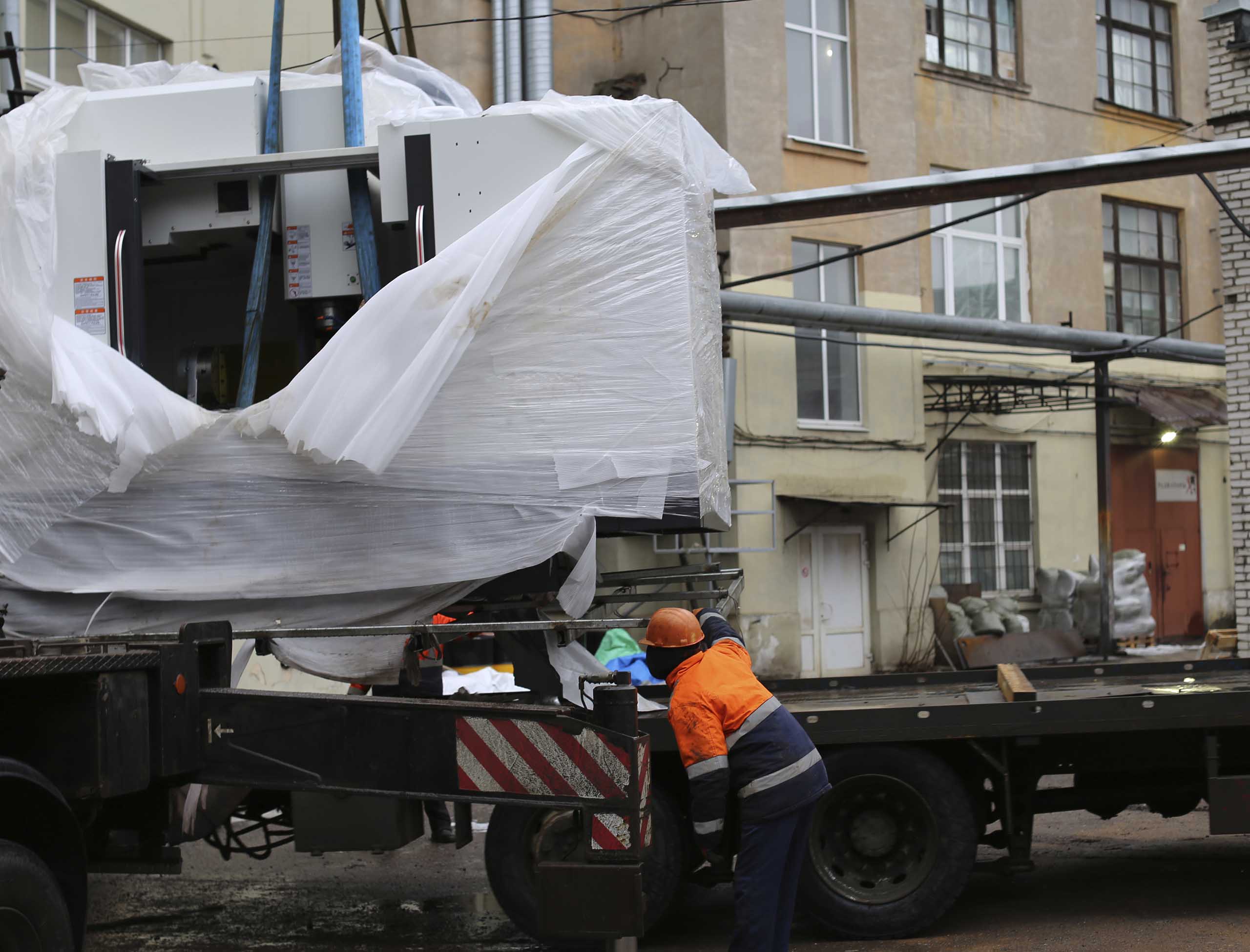 Фото Доставка и разгрузка нового фрезерного станка в цех #78