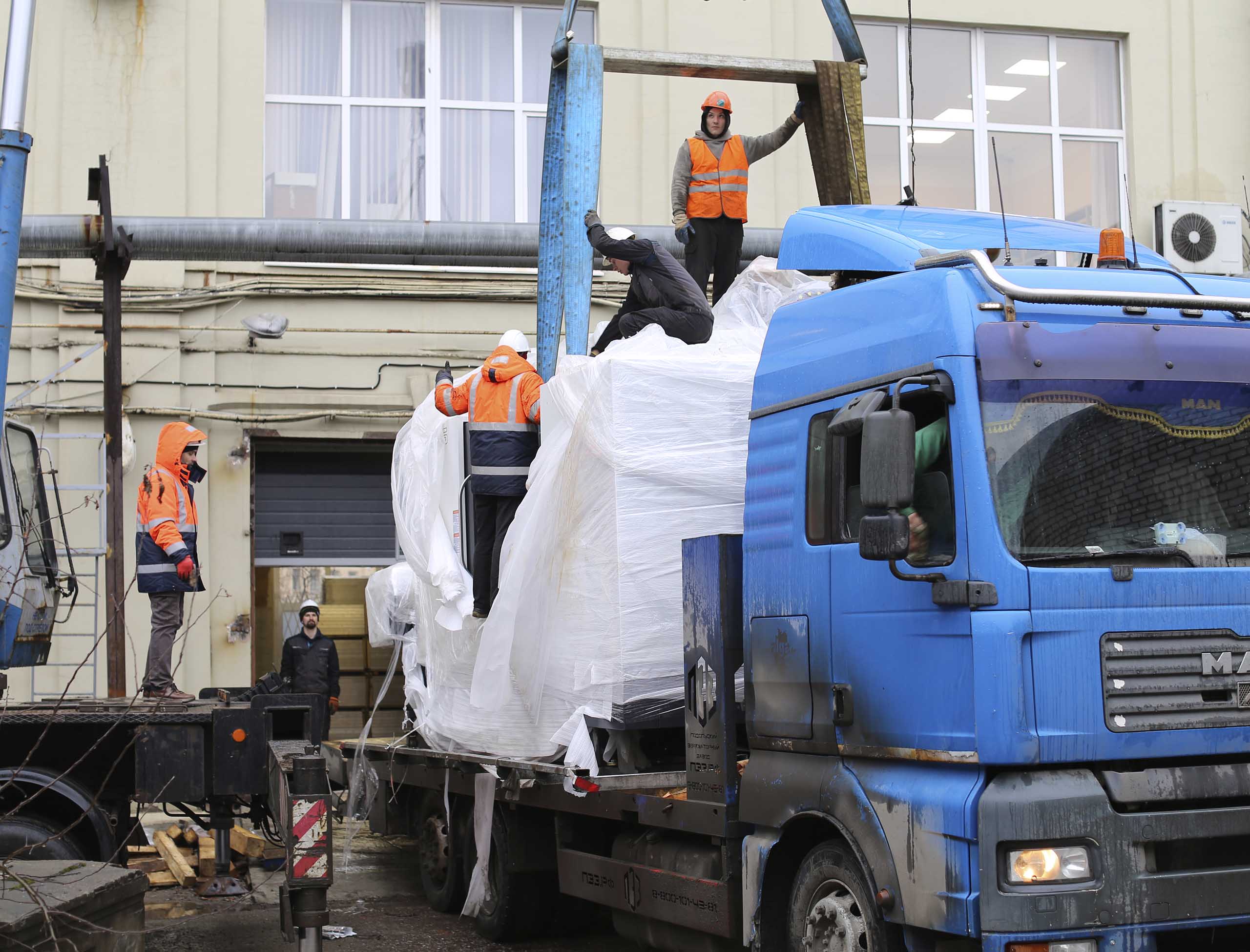 Фото Доставка и разгрузка нового фрезерного станка в цех #79