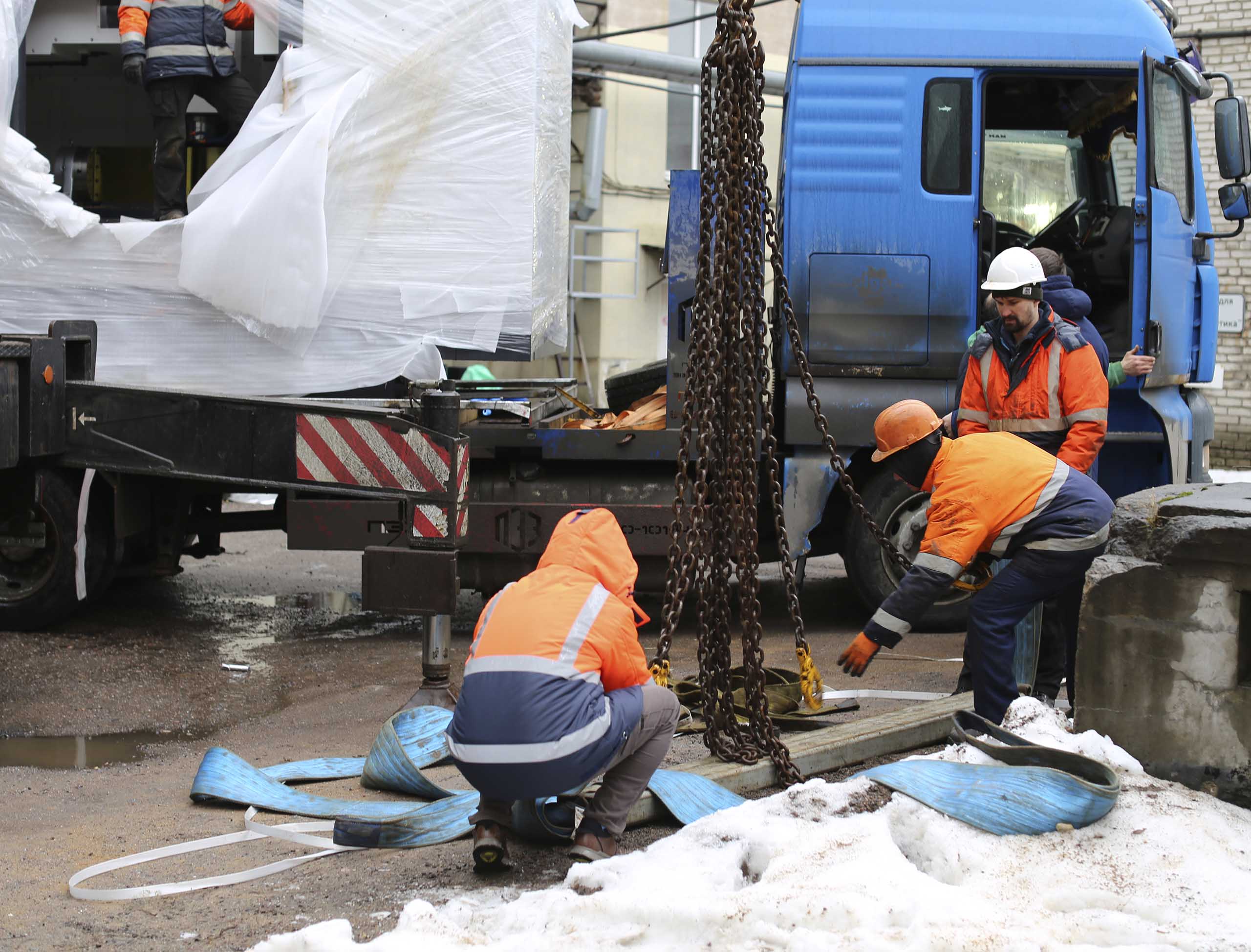 Фото Доставка и разгрузка нового фрезерного станка в цех #85