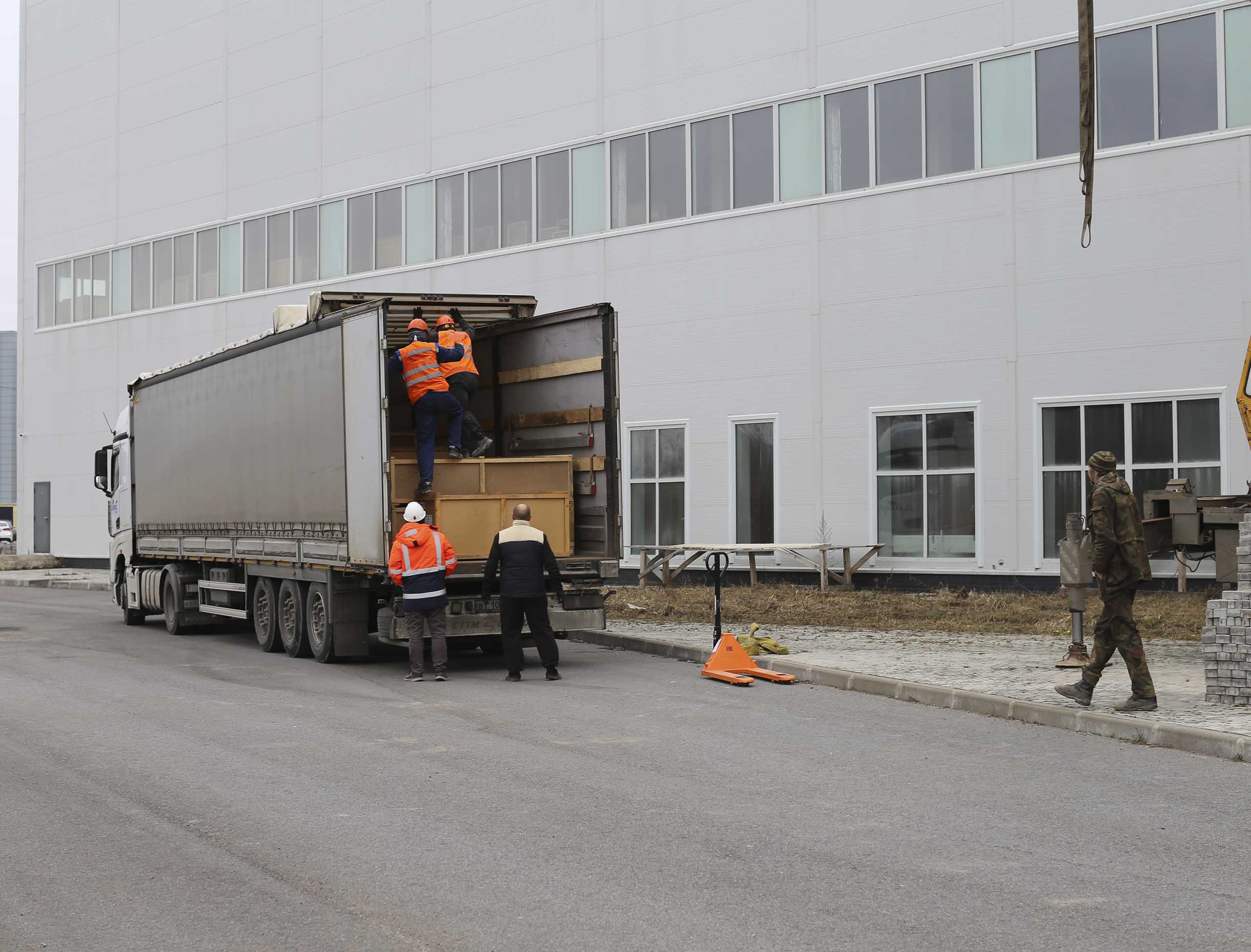 Фото Бригада стропальщиков успешно разгрузила сборные грузы в Пушкине #3