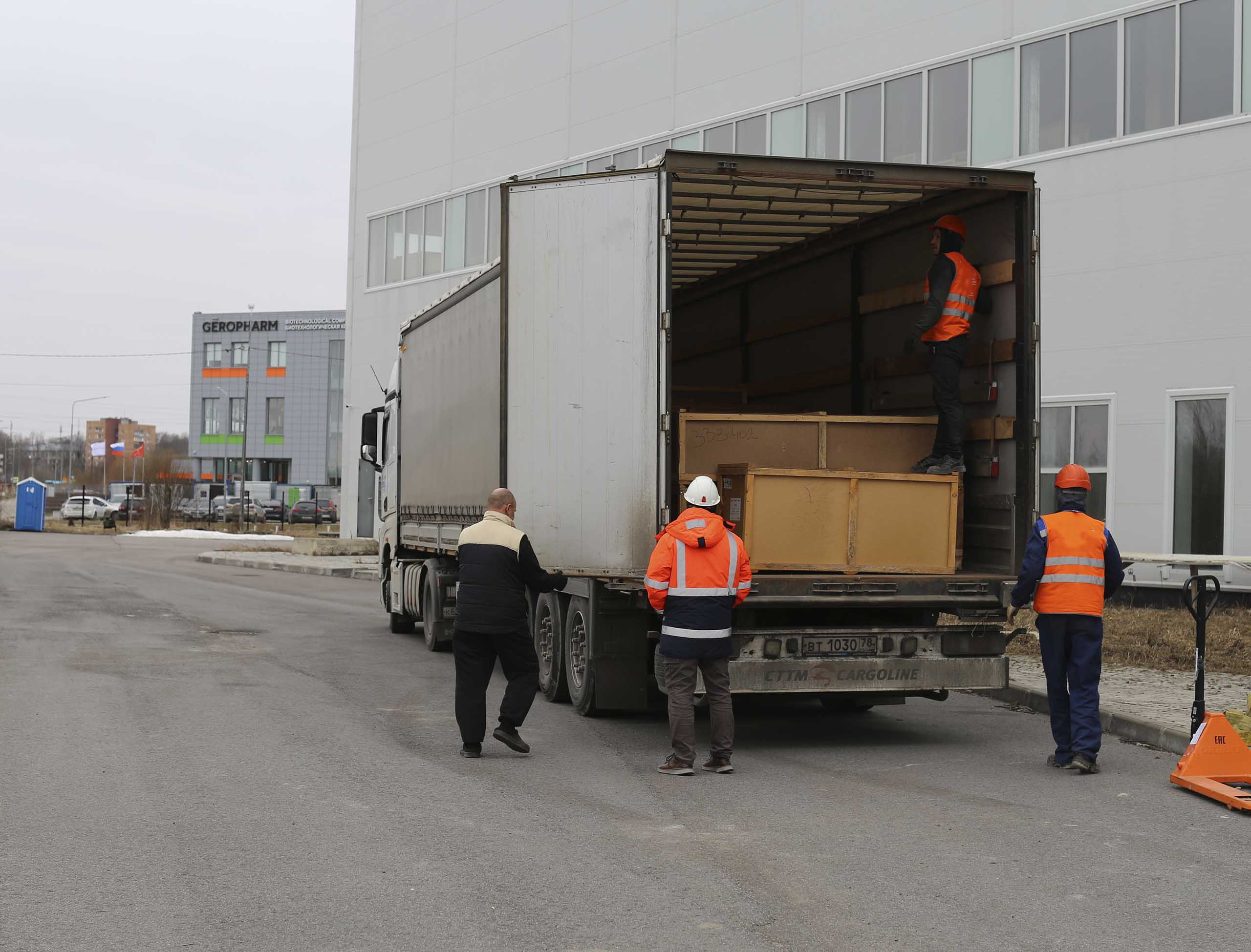 Фото Бригада стропальщиков успешно разгрузила сборные грузы в Пушкине #4