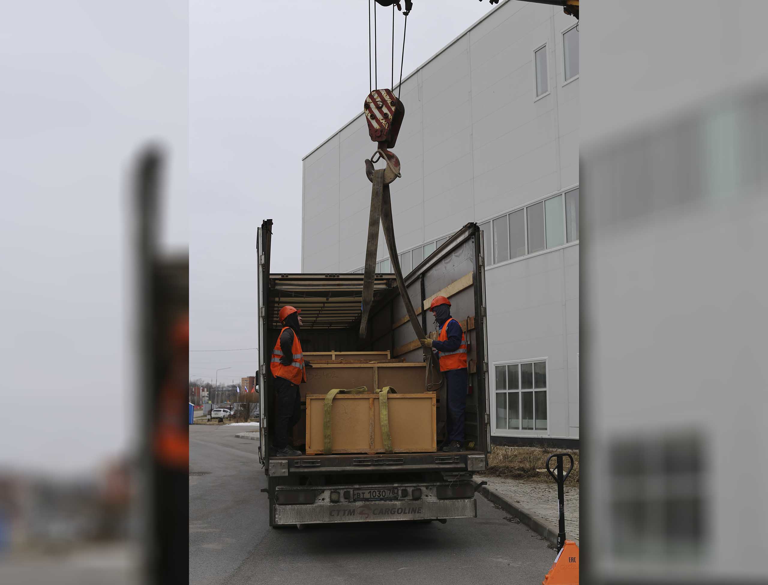 Фото Бригада стропальщиков успешно разгрузила сборные грузы в Пушкине #6