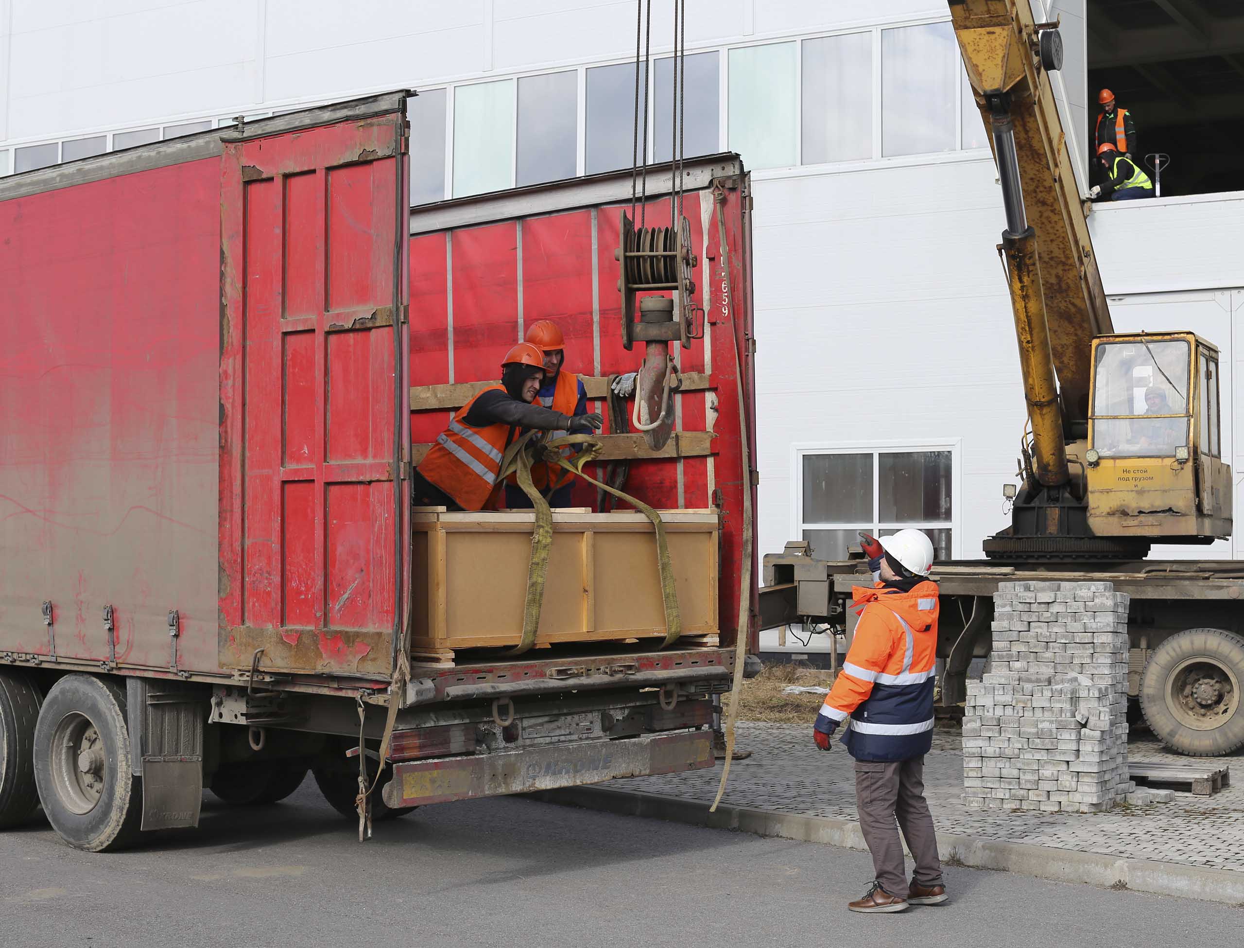 Фото Бригада стропальщиков успешно разгрузила сборные грузы в Пушкине #27