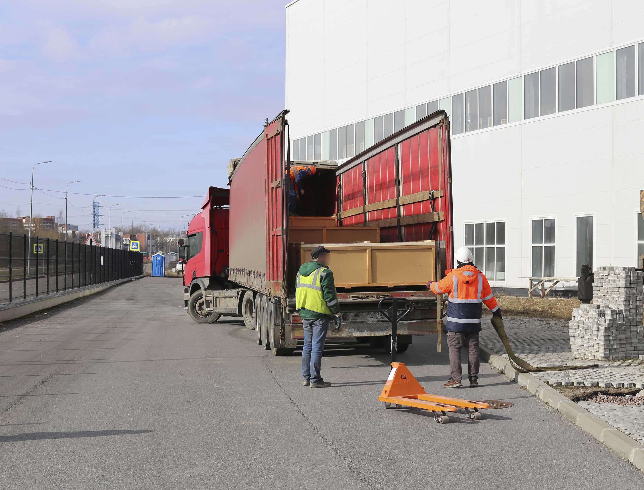 Фото Бригада стропальщиков успешно разгрузила сборные грузы в Пушкине #29
