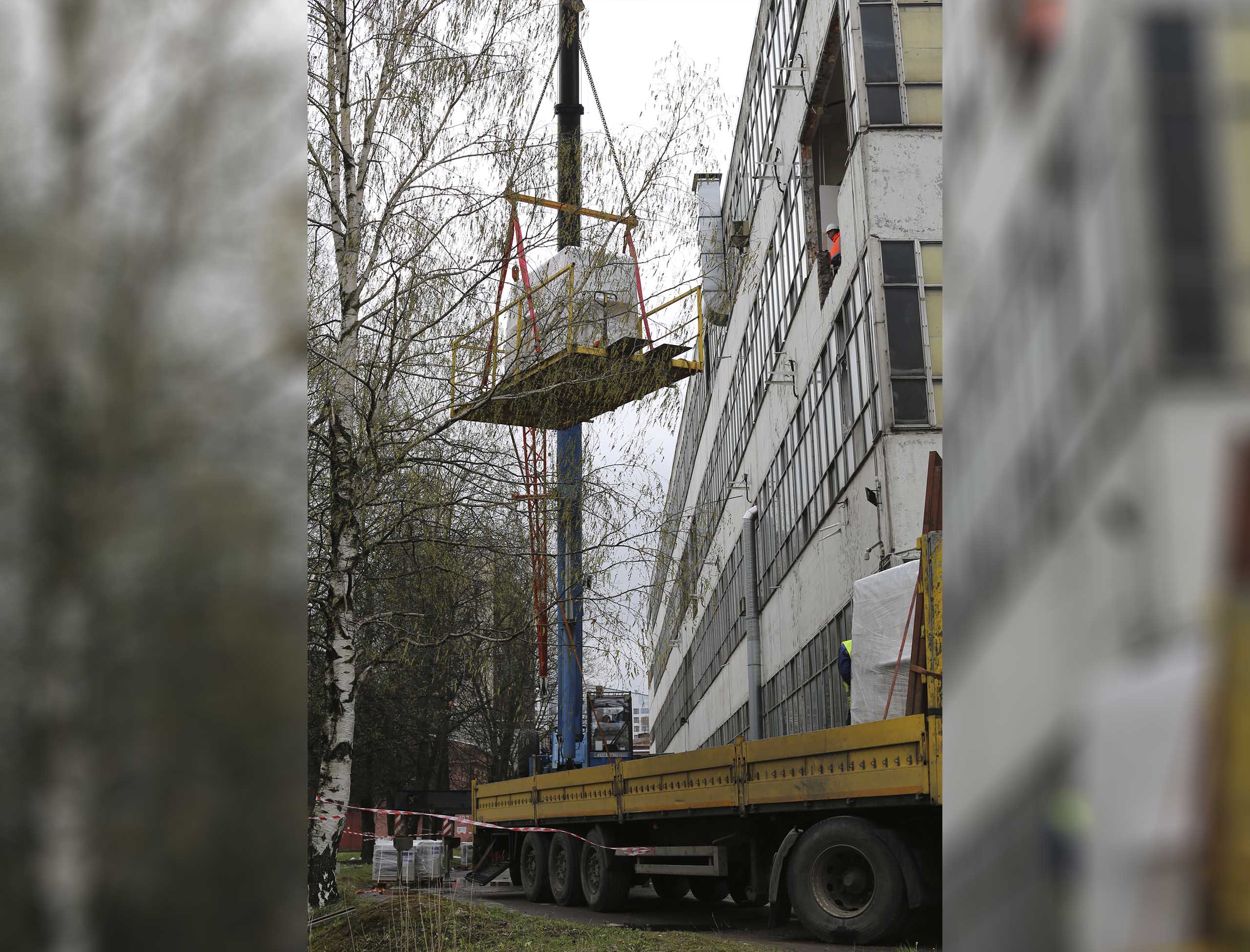 Фото Перевозка и спуск производственного оборудования при помощи подвесной платформы #2